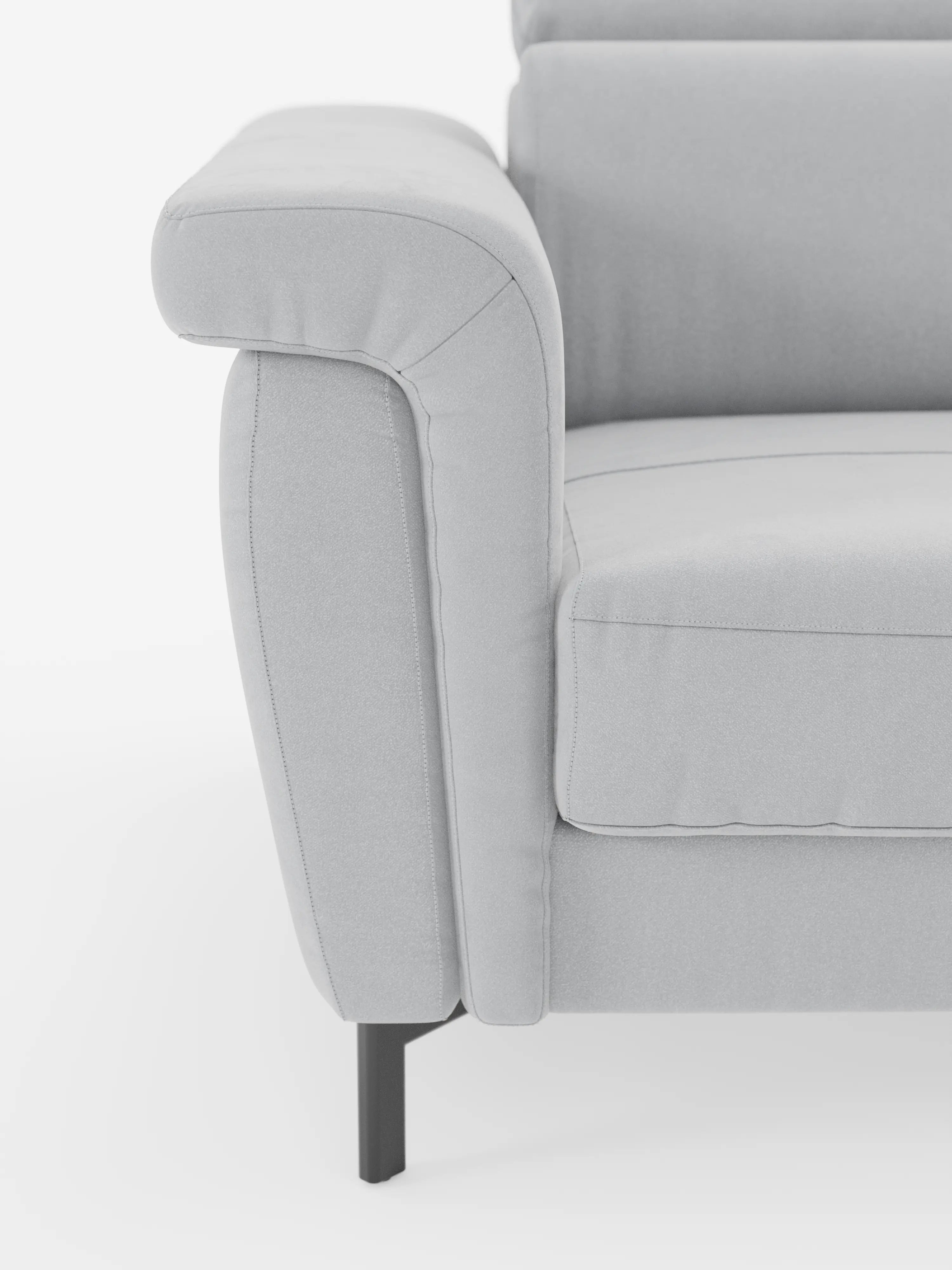 Primo piano del divano letto di design Capri di Divani.Store in grigio chiaro, realizzato in raffinato tessuto effetto velluto T30 resistente alle macchie. L’immagine mette in risalto il bracciolo sinistro, il cuscino di seduta e lo schienale con poggiatesta regolabili. Le linee pulite e l’aspetto morbido e imbottito di questo divano letto sono completati da gambe in metallo scuro e slanciate. Il tutto su uno sfondo bianco e essenziale che ne accentua l’artigianalità italiana e il design raffinato.