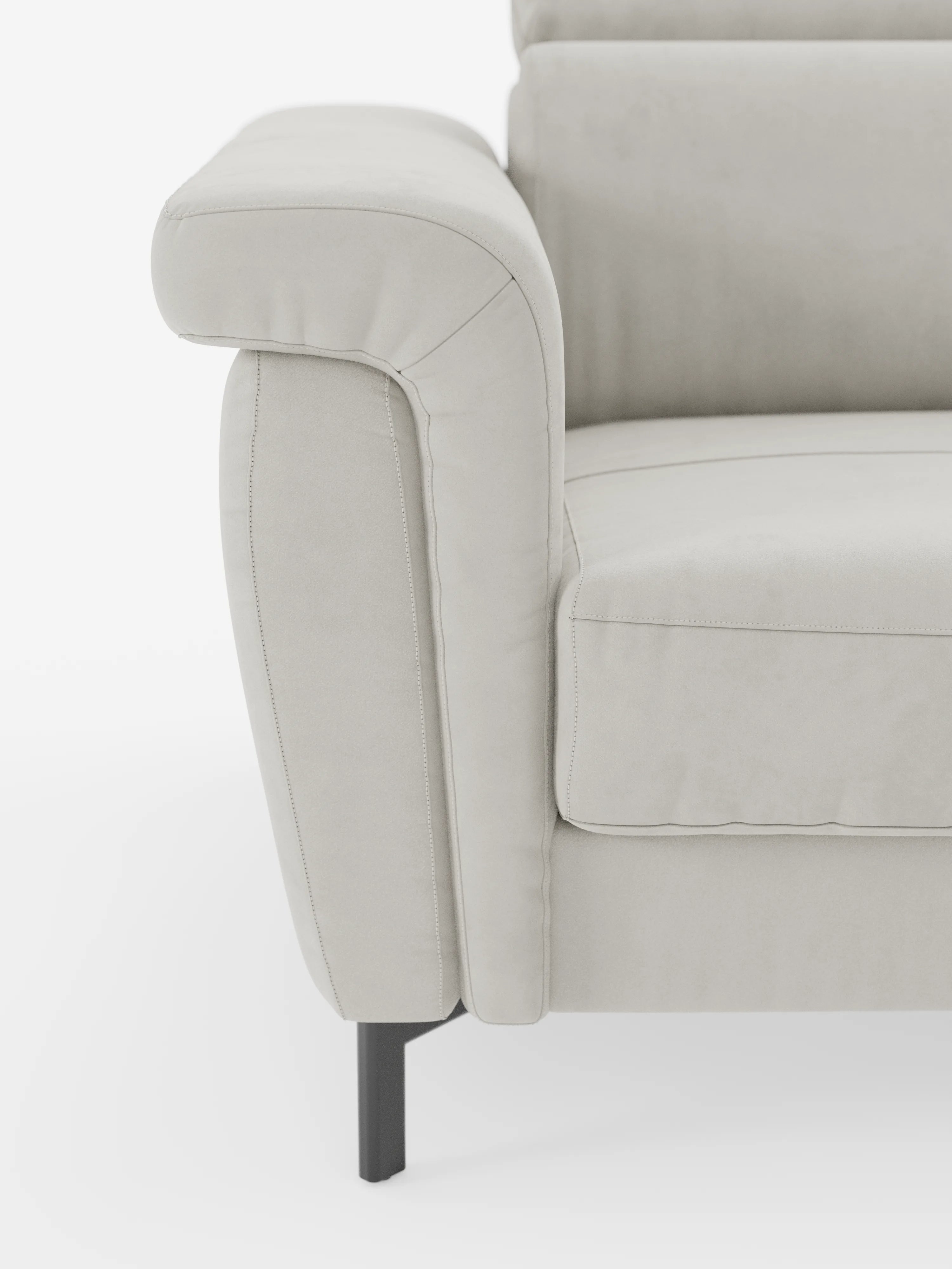Primo piano del divano letto di design Capri con piedini alti di Divani.Store, con particolare attenzione al bracciolo sinistro e al cuscino della seduta. Il rivestimento è realizzato in un raffinato tessuto effetto velluto smacchiabile T30 con cuciture a vista. Caratterizzato da eleganti gambe in metallo nero (piedini alti), questo divano incarna la raffinata manifattura italiana ed è presentato su uno sfondo bianco.