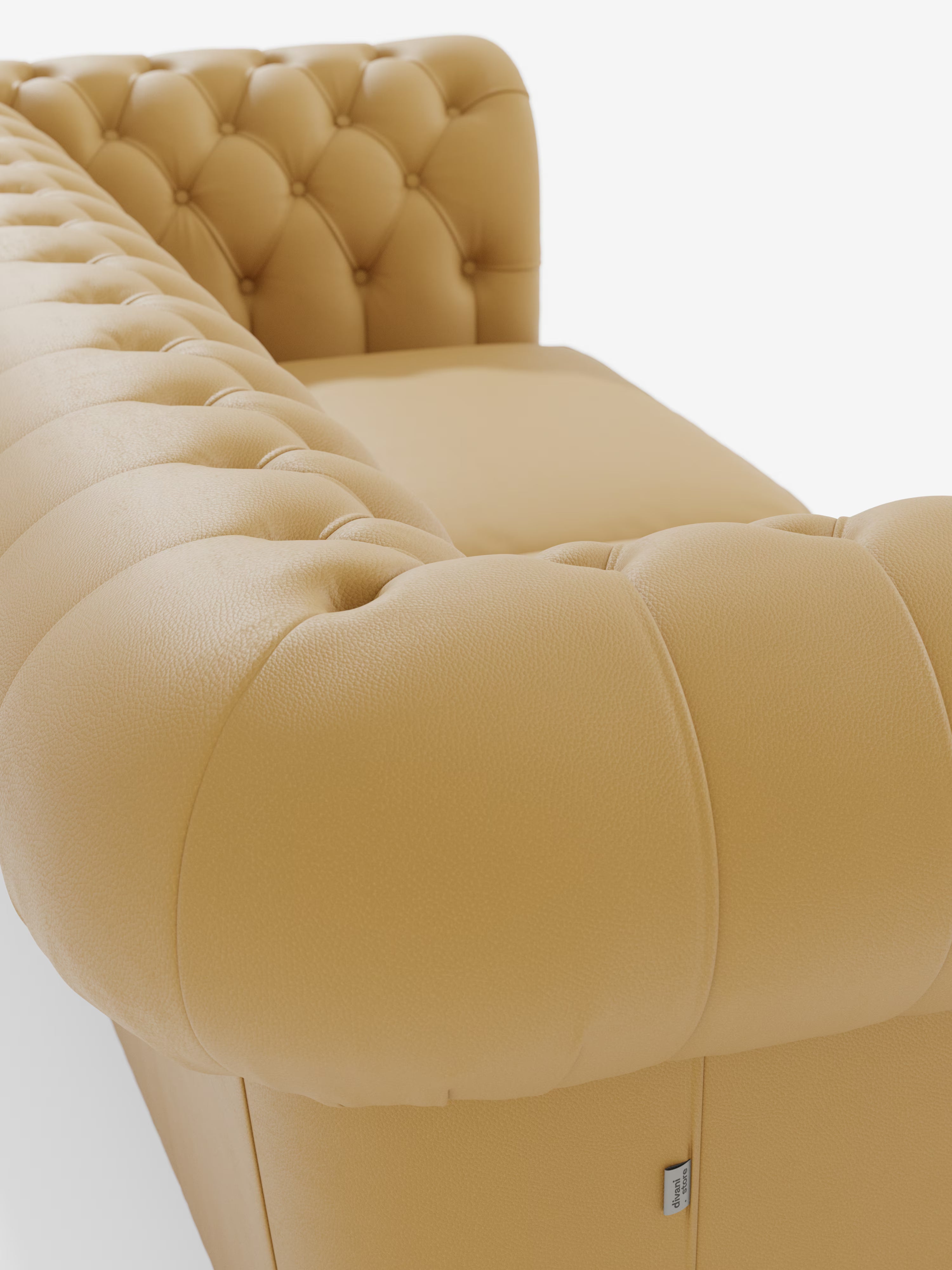 Primo piano del Chester – Divano Chesterfield in vera pelle spessorata a 2 e 3 posti di Divani.Store, che mette in risalto lo schienale e i braccioli con profonda trapuntatura a bottoni, nonché il lussuoso rivestimento in pelle color cuoio con finitura granulata. Una piccola etichetta in tessuto è applicata nella parte inferiore anteriore del bracciolo. Questo elegante divano in pelle artigianale incarna lo stile intramontabile e la qualità artigianale del Made in Italy. Lo sfondo è bianco a tinta unita.