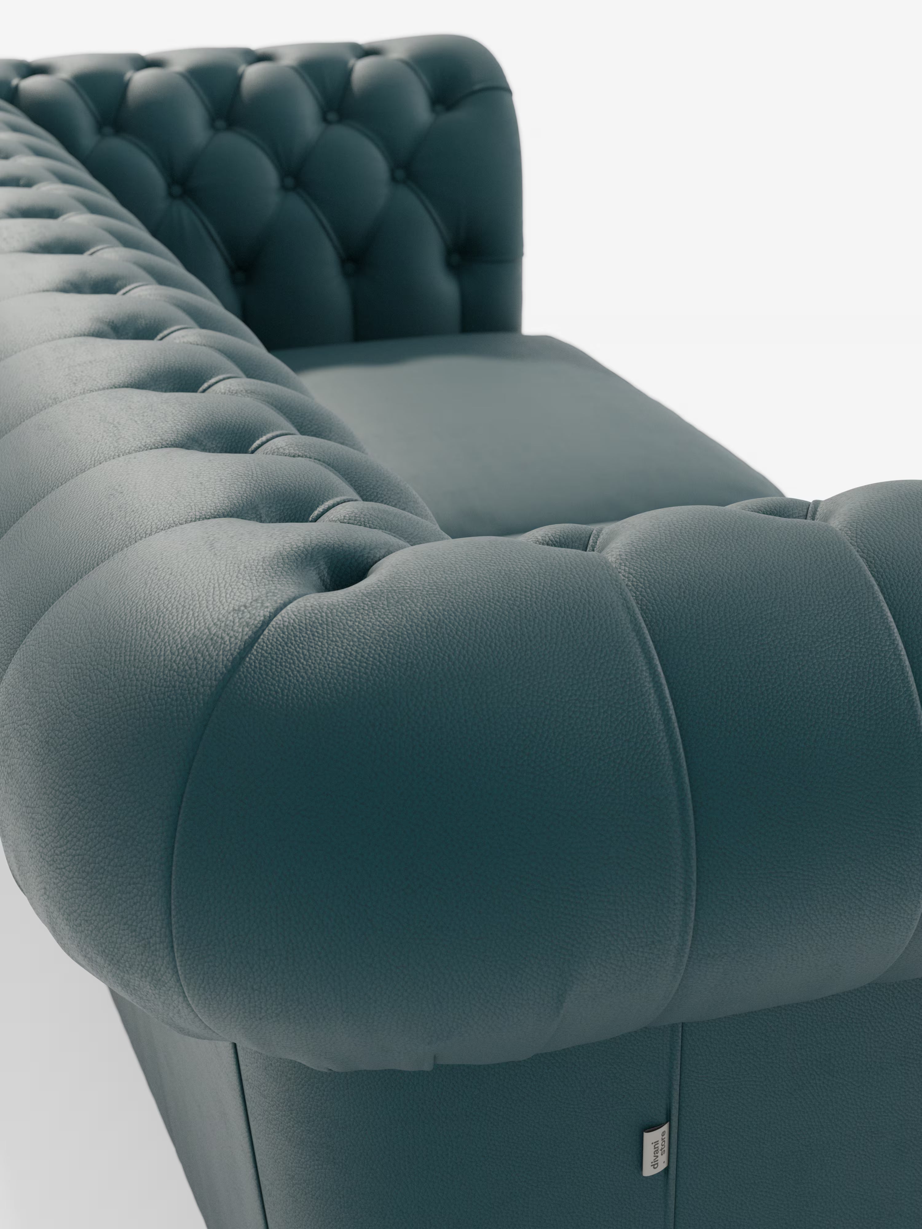 Primo piano di un divano Chesterfield verde intenso – Divano Chesterfield in vera pelle spessorata a 2 e 3 posti di Divani.Store, caratterizzato da braccioli arrotondati e schienale con bottoni decorativi e superficie testurizzata, su sfondo bianco. Questo elegante divano in pelle è Made in Italy e si distingue per l’eccezionale maestria artigianale e lo stile intramontabile.