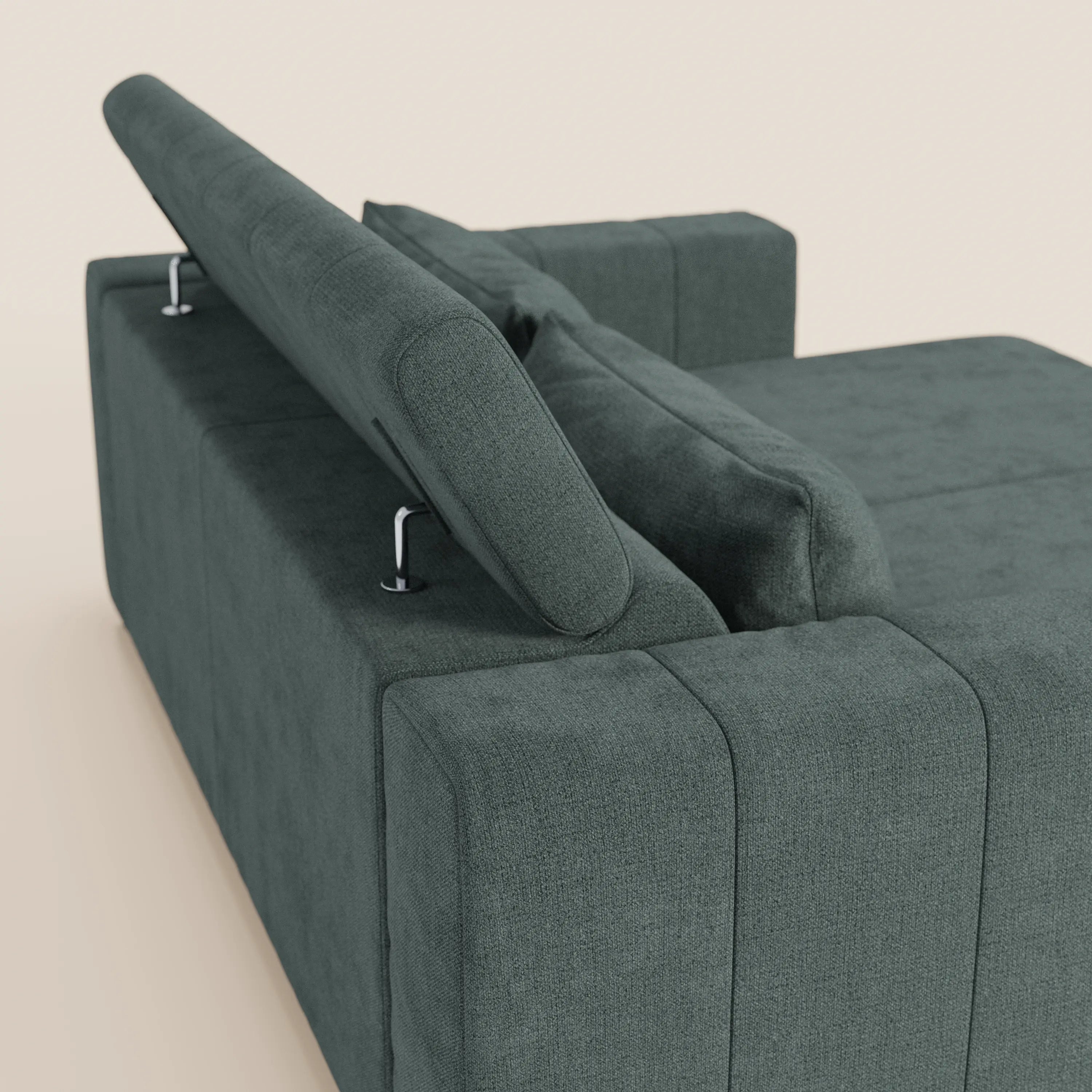 Il divano Doric 3 posti di Divani.Store, presentato in tessuto grigio scuro T23 easy-clean, è caratterizzato da reclinazione elettrica per sedute allungate, poggiatesta regolabili, braccioli dritti e supporti metallici a vista su uno sfondo chiaro.