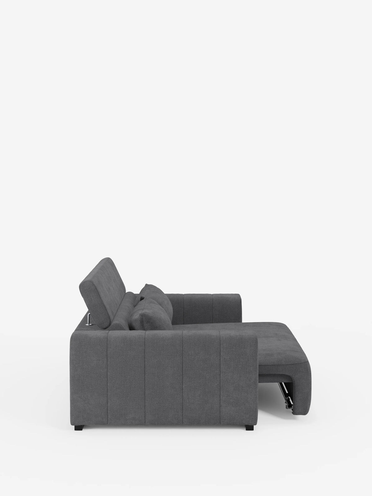 Una vista laterale mostra il divano Doric a 3 posti di Divani.Store, un moderno divano componibile in grigio scuro con poggiatesta regolabili e reclinabili e sedute estensibili grazie al meccanismo “relax elettrico”. Rivestito in tessuto T23 di facile pulizia, la seduta si estende in avanti — mettendo in risalto la sua funzione estraibile — rendendolo un divano relax elettrico ideale. Lo sfondo è bianco a tinta unita.