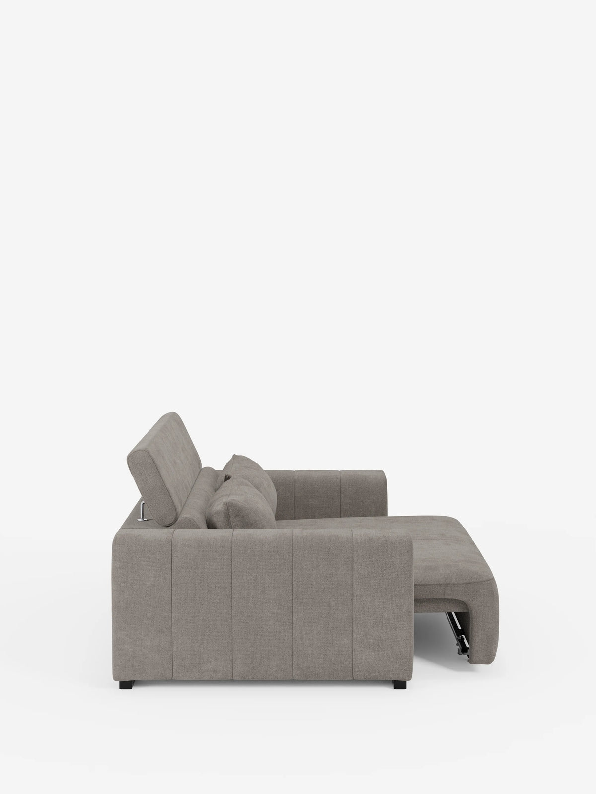 Una vista laterale del divano a 3 posti Doric di Divani.Store è raffigurata su uno sfondo bianco. Questo moderno divano grigio chiaro è dotato di poggiatesta reclinabili regolabili, sedute estensibili con funzione relax elettrica e linee pulite con una delicata trapuntatura sui lati. Il design include una sezione chaise longue per un comfort ancora maggiore ed è rivestito in tessuto T23 facile da pulire.