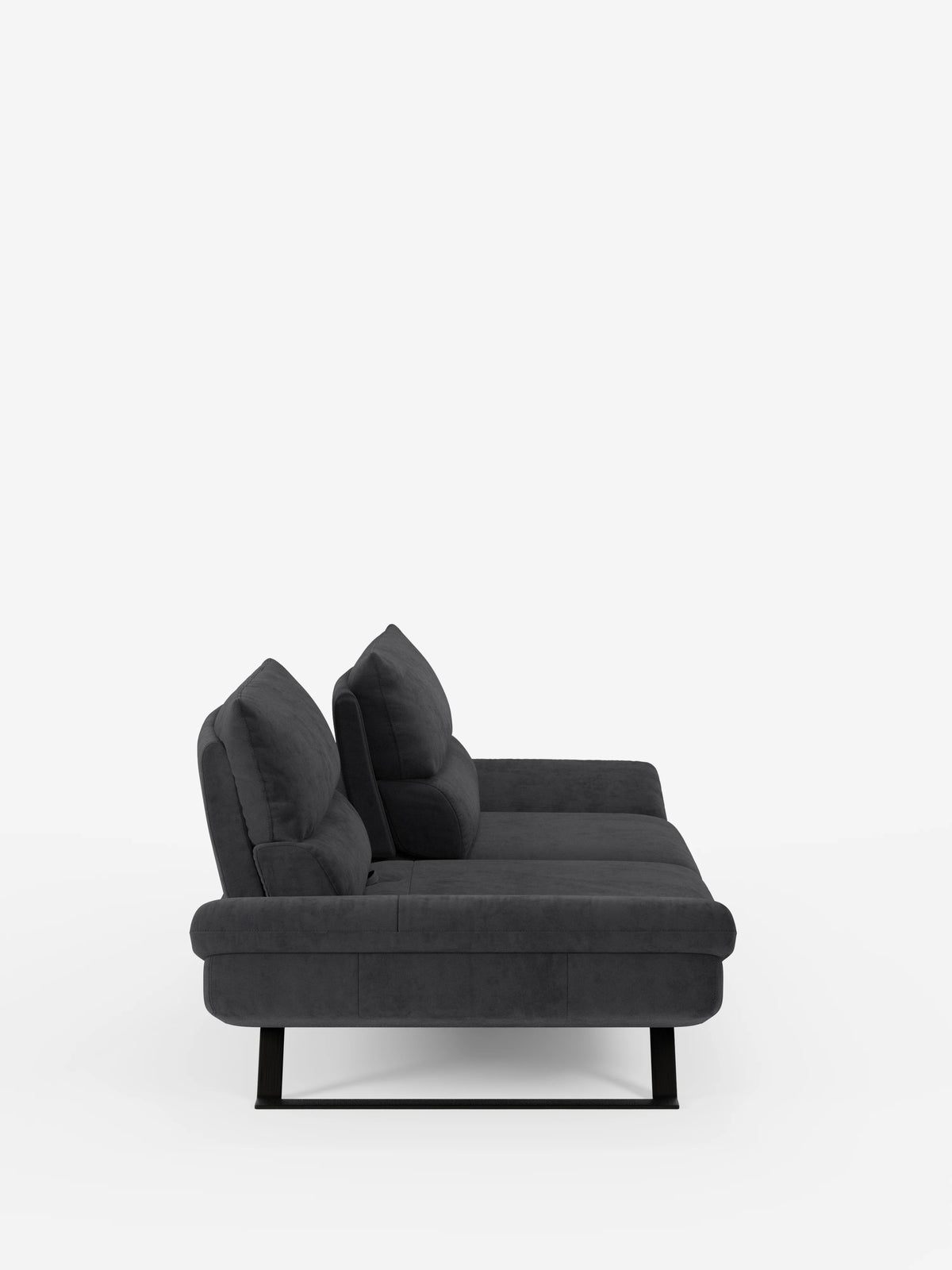 Un divano Eclipse dal design moderno, elegante e contemporaneo, in grigio scuro, proposto da Divani.Store, caratterizzato da cuscini spessi, braccioli squadrati e gambe alte nere, realizzato in elegante microfibra T11 resistente alle macchie. Raffigurato di profilo su uno sfondo bianco a tinta unita, l’immagine mette in risalto il comfort avvolgente del divano, gli schienali regolabili (schienali traslanti) e la silhouette minimalista, per un look davvero moderno.