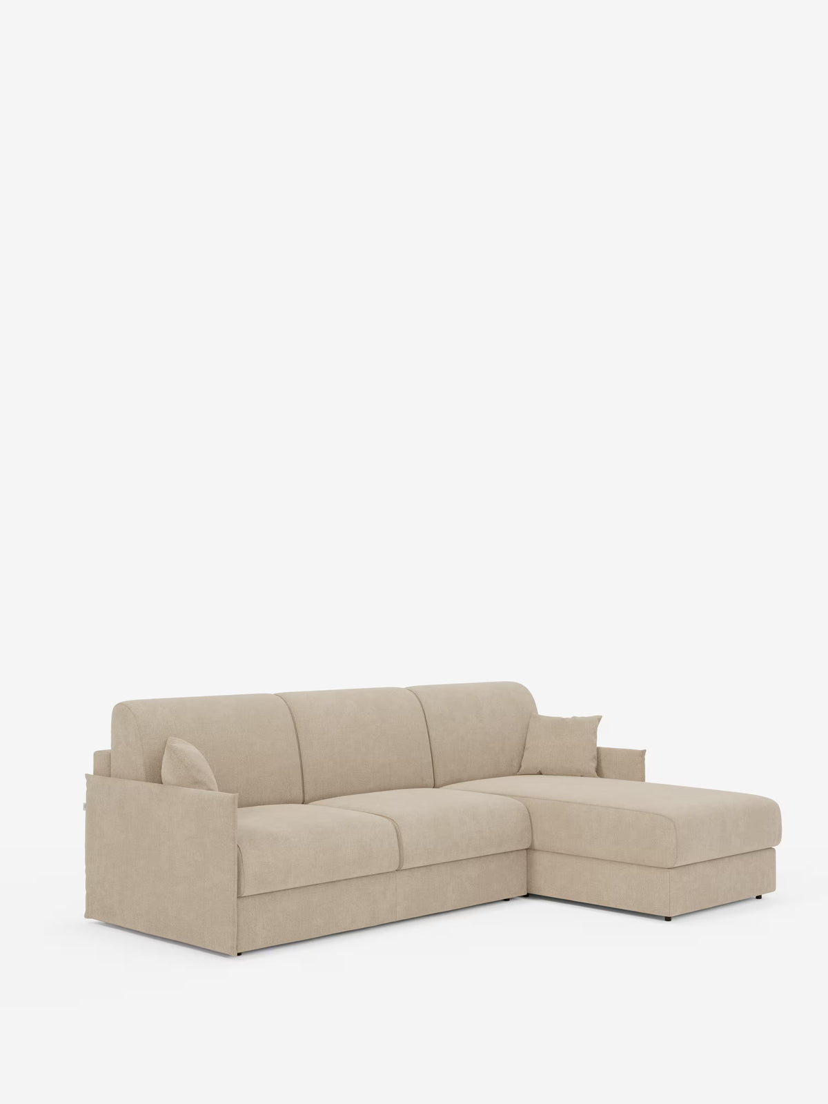 Un divano letto angolare beige Evans con penisola contenitore di Divani.Store, caratterizzato da un design compatto dalle linee pulite, chaise longue a destra e rivestimento in morbido tessuto antimacchia (T23). Questo divano a L comprende due braccioli, tre cuscini di seduta, uno schienale basso e due piccoli cuscini coordinati. Presentato su uno sfondo bianco a tinta unita.