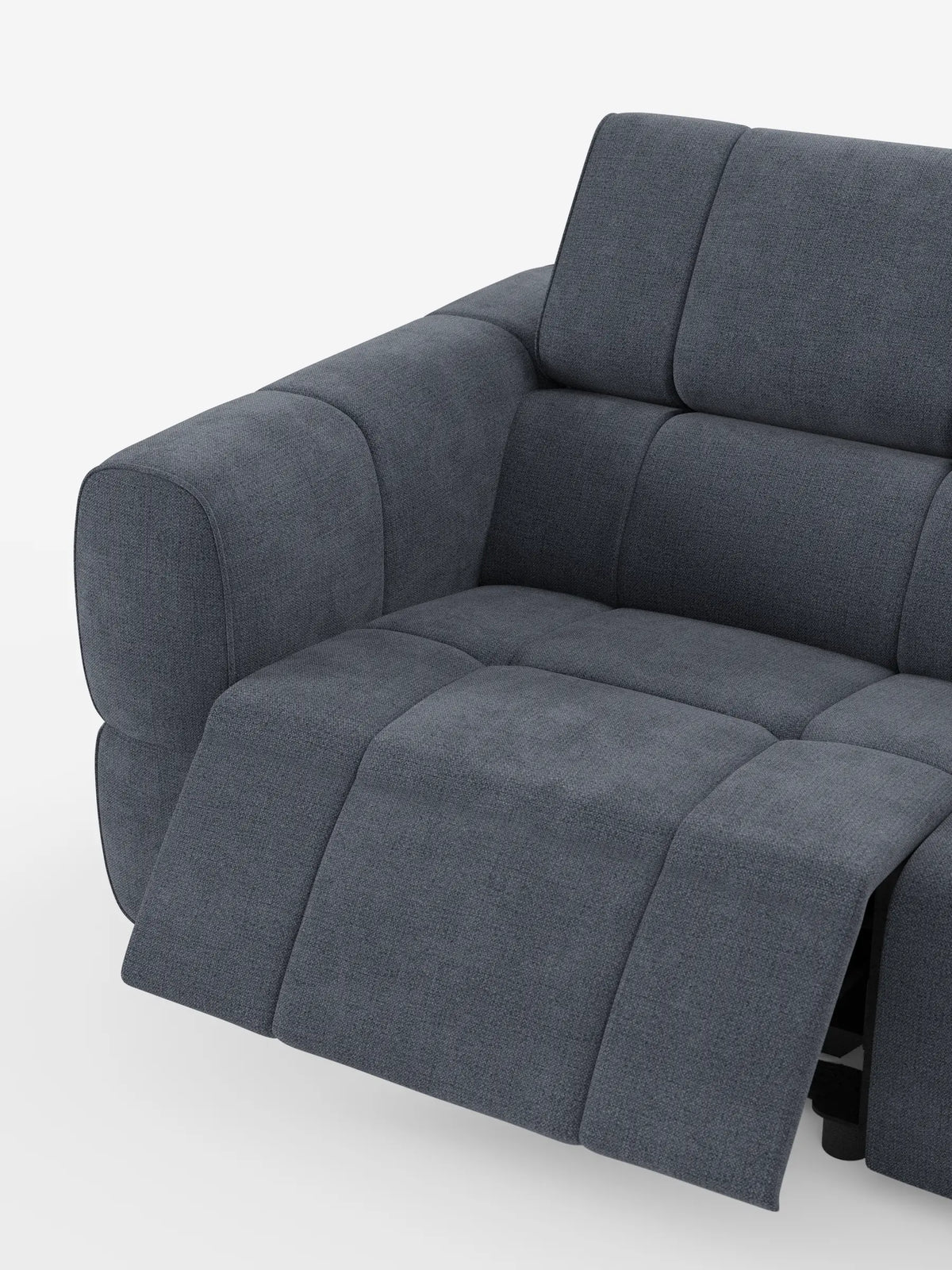 Un primo piano del divano modulare Giotto grigio antracite a 4 posti con poggiatesta reclinabili e funzione relax elettrica opzionale, rivestito in tessuto smacchiabile T23, con poggiapiedi reclinabile, ampi braccioli imbottiti e seduta trapuntata su sfondo bianco.