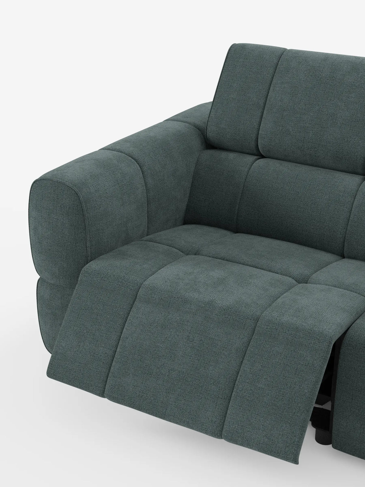 Un divano modulare contemporaneo Giotto a 4 posti color verde acqua, con poggiatesta reclinabili e funzione relax elettrica opzionale, rivestito in tessuto smacchiabile T23, caratterizzato da un poggiapiedi reclinabile e da uno schienale imbottito in tessuto dalla trama raffinata su fondo grigio chiaro.