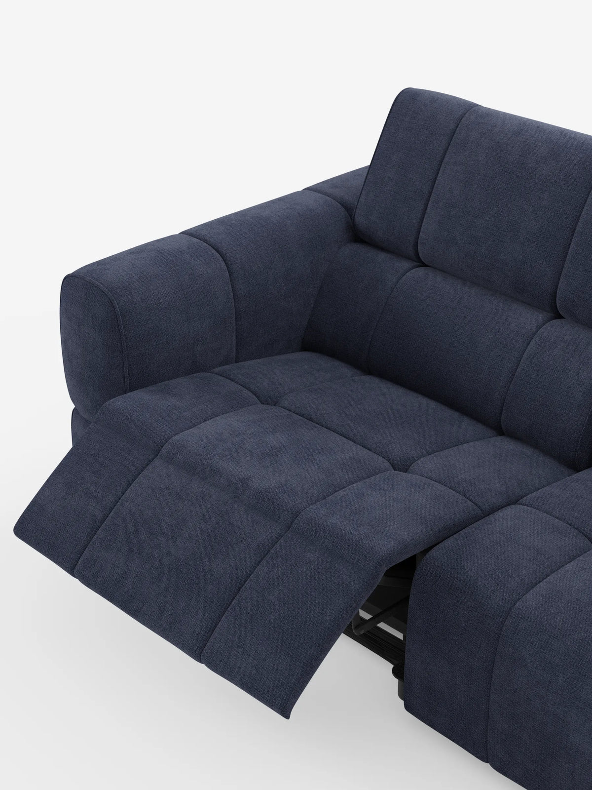 Vista dall'alto di un divano modulare Giotto a 3 posti in blu navy scuro, con poggiatesta reclinabili e funzione relax elettrica opzionale, rivestito in tessuto smacchiabile T23, dotato di un poggiapiedi allungato e poggiatesta piatti, davanti a una parete bianca dello studio.