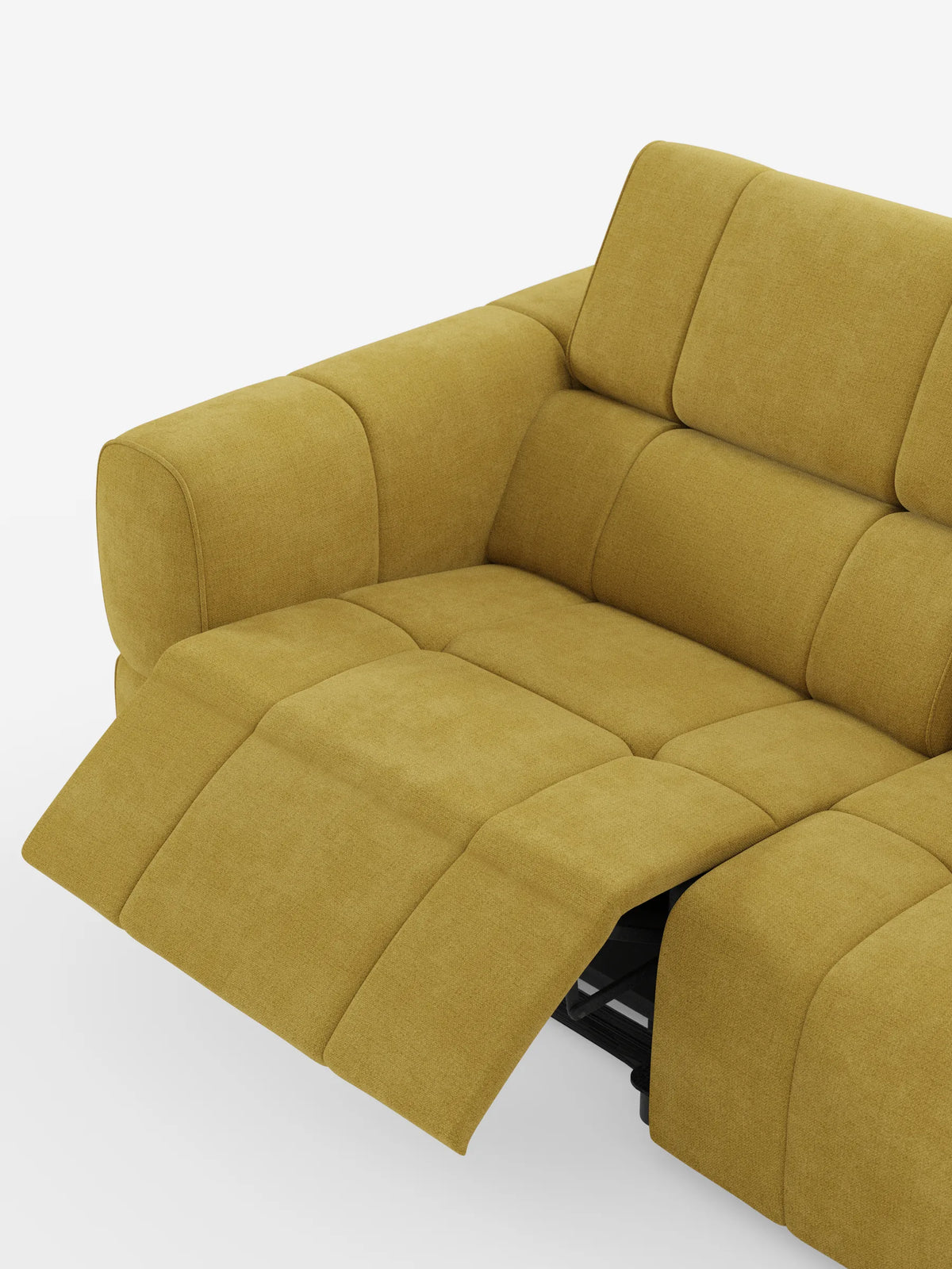 Un divano modulare Giotto a 3 posti color giallo senape, con poggiatesta reclinabili e funzione relax elettrica opzionale, rivestito in tessuto smacchiabile T23, caratterizzato da un tessuto dalla trama morbida, poggiatesta segmentati e un poggiapiedi sinistro allungato su uno sfondo bianco sporco.