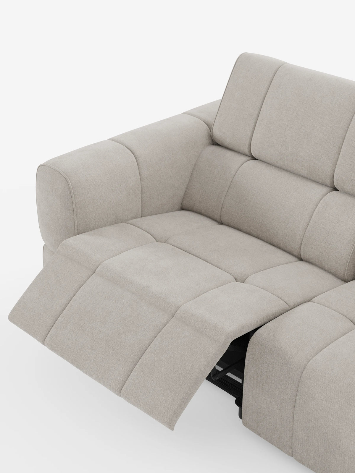 Vista dall'alto di un divano modulare Giotto a 3 posti color beige chiaro, con poggiatesta reclinabili e funzione relax elettrica opzionale, rivestito in tessuto smacchiabile T23, caratterizzato da un poggiapiedi rialzato e poggiatesta trapuntati su uno sfondo bianco a tinta unita.