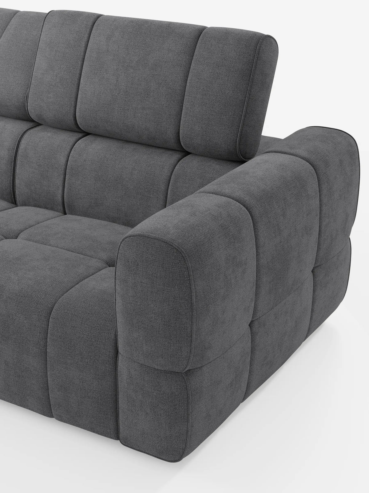 Giotto, divano componibile con estremità aperta - opzione relax elettrico in tessuto lavabile T23: un divano componibile grigio antracite con tessuto a motivo a griglia, braccioli spessi e arrotondati e poggiatesta regolabile su sfondo bianco.