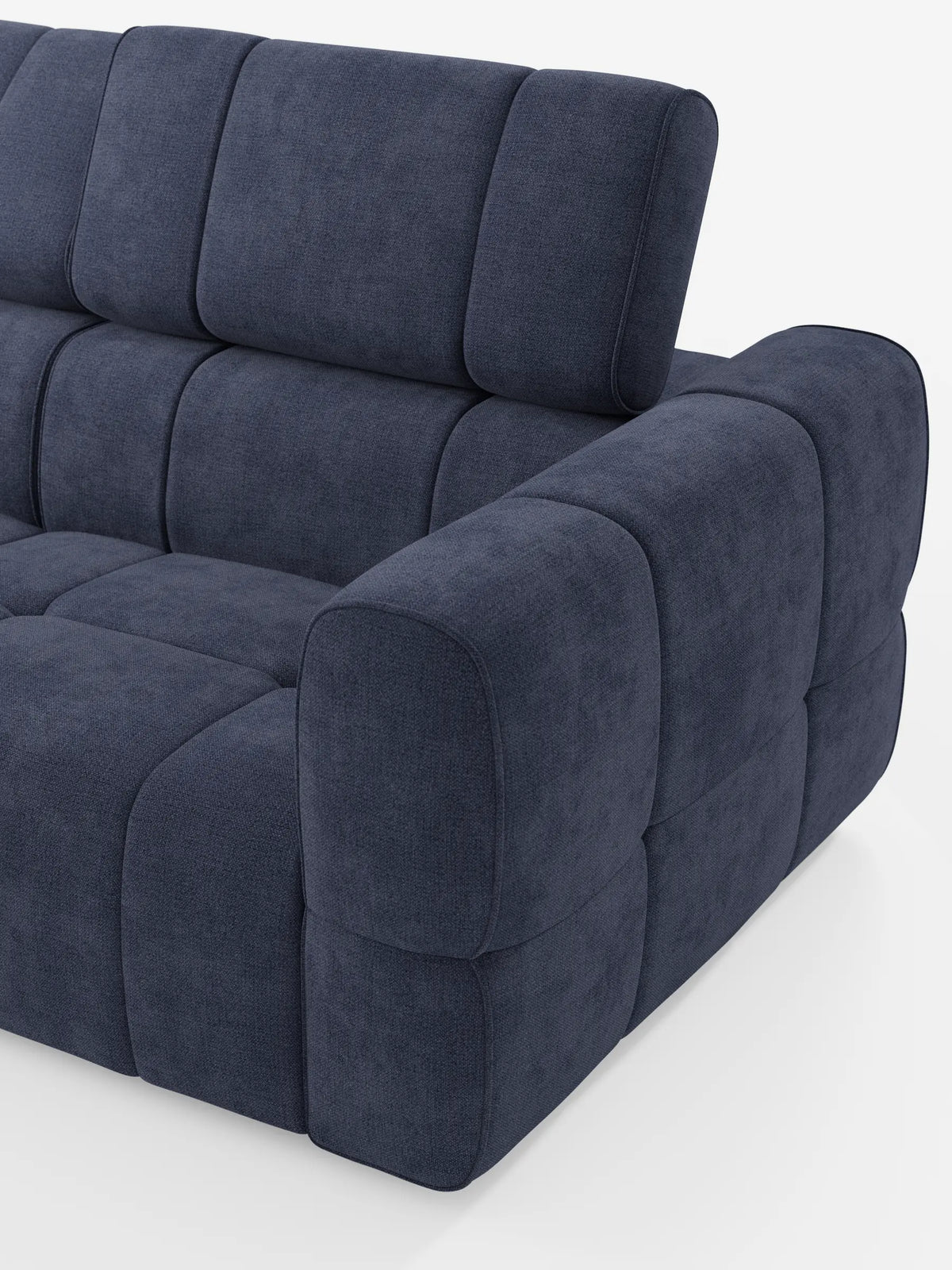 Un divano componibile Giotto Divano blu scuro con terminale aperto – opzione relax elettrico in tessuto smacchiabile T23: un divano modulare dal design morbido e segmentato, con braccioli spessi e poggiatesta regolabile, su uno sfondo bianco a tinta unita.