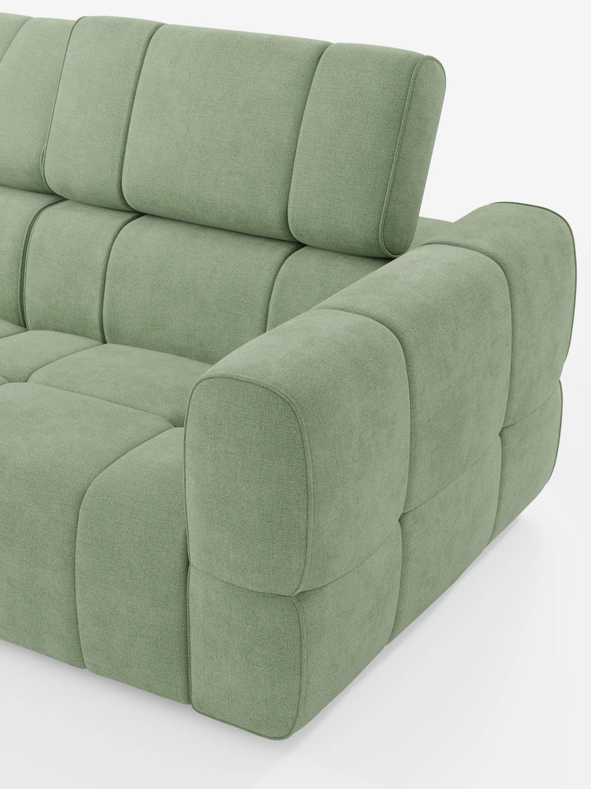 Un divano componibile Giotto color verde salvia con terminale aperto - opzione relax elettrico in tessuto smacchiabile T23, dalla silhouette morbida e squadrata, caratterizzato da una trapuntatura a griglia su sedute, schienale e ampi braccioli arrotondati.
