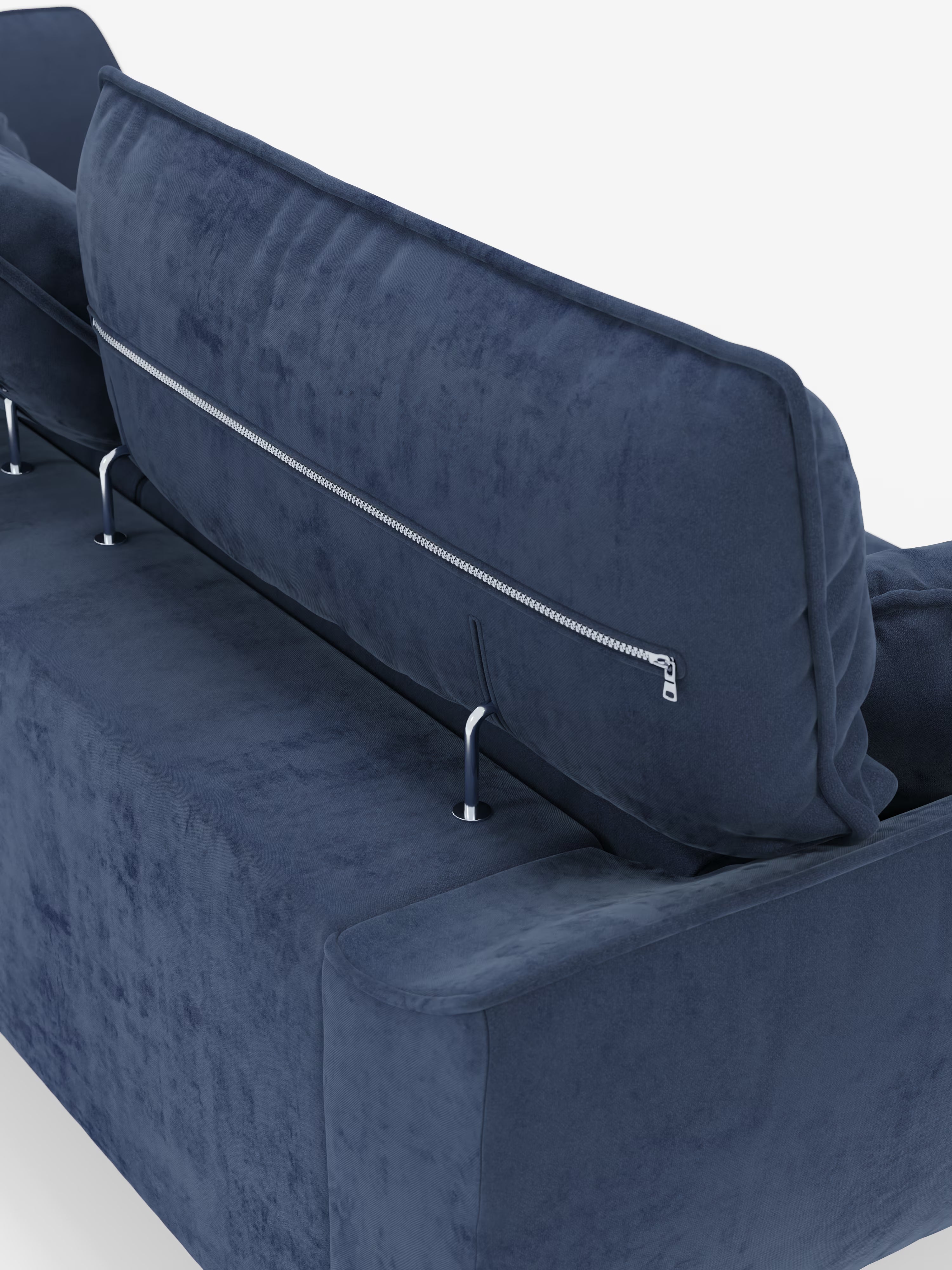 Un primo piano del divano Michelangelo 4 Posti di Divani.Store, realizzato in elegante velluto T30 blu navy resistente alle macchie, mette in risalto lo schienale con una cerniera argentata a vista che attraversa il cuscino e gli eleganti supporti in metallo che lo collegano alla base principale, il tutto su uno sfondo bianco a tinta unita.
