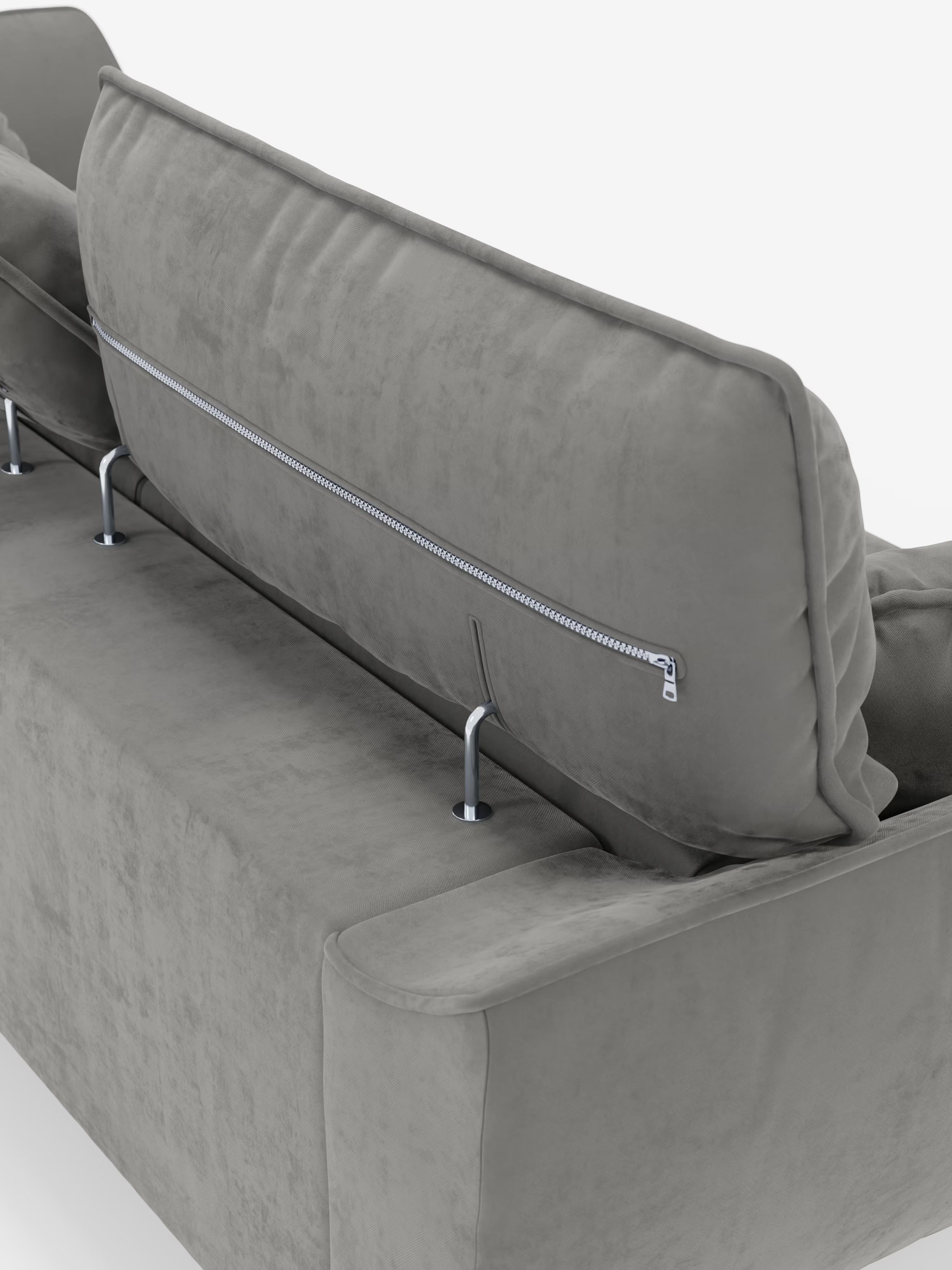 Un primo piano del divano Michelangelo 4 Posti di Divani.Store, rivestito in elegante tessuto vellutino T30 grigio e resistente alle macchie, mostra uno dei cuscini dello schienale parzialmente sollevato per rivelare una cerniera argentata e le aste di sostegno in metallo sottostanti, il tutto su uno sfondo bianco a tinta unita.