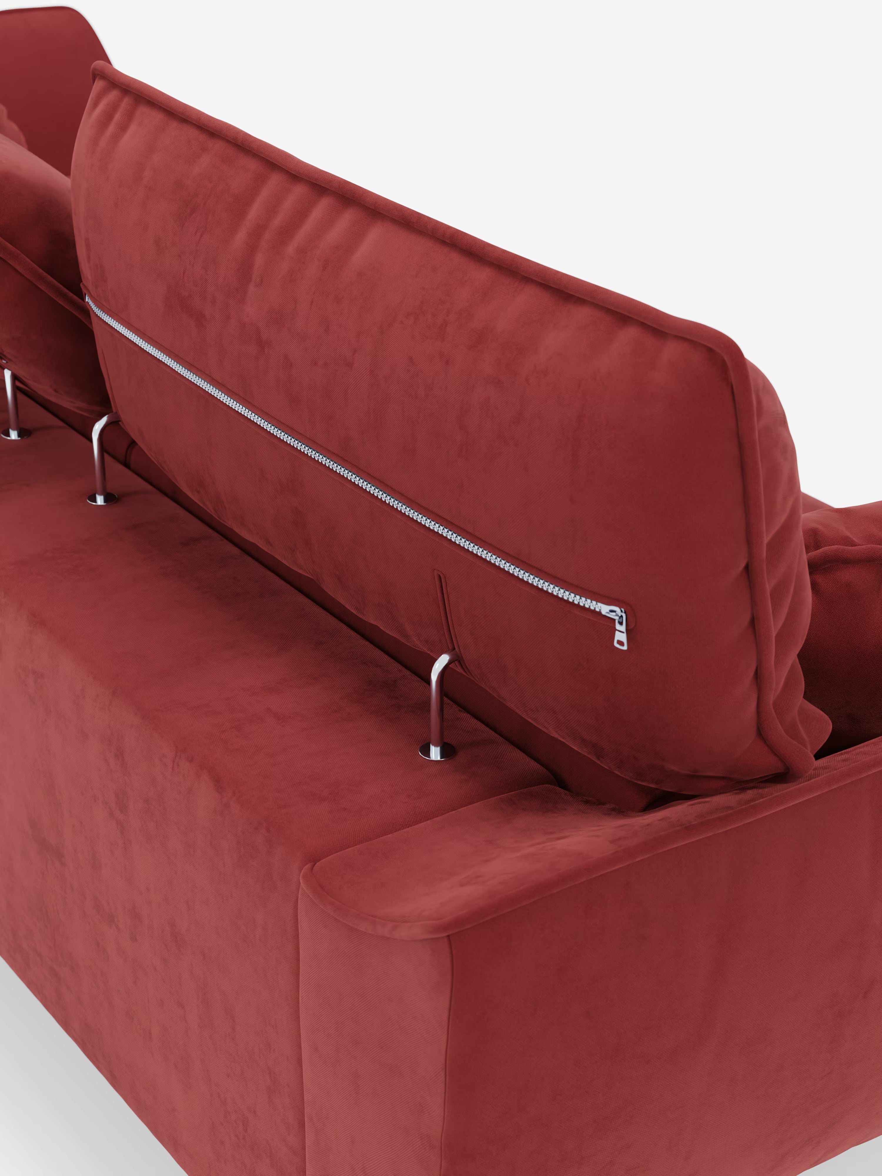Un primo piano del divano Michelangelo 4 Posti di Divani.Store, rivestito in lussuoso velluto rosso smacchiabile T30, mette in risalto lo schienale, caratterizzato da un'elegante cerniera argentata e da due aste di sostegno in metallo. La texture morbida e il design contemporaneo di questo divano moderno, dotato di tre sedute estensibili e poggiatesta reclinabili, risaltano su uno sfondo bianco a tinta unita.