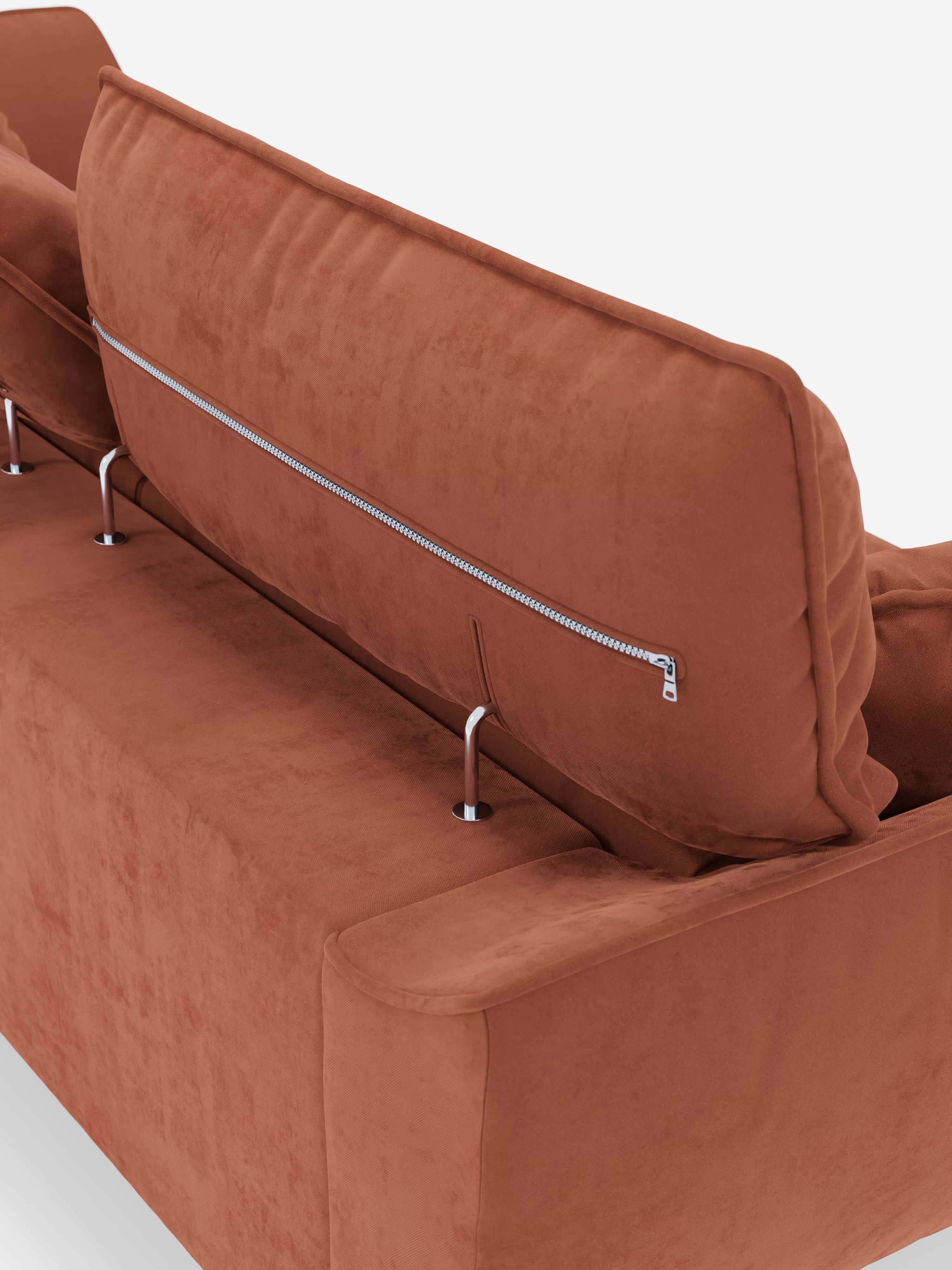 Un divano Michelangelo 4 Posti – Divano con 3 sedute estensibili e poggiatesta reclinabili di Divani.Store, color ruggine, rivestito in elegante velluto T30 antimacchia, è ripreso nella vista posteriore. Il cuscino dello schienale presenta una cerniera argentata a vista ed è parzialmente sollevato per rivelare le sottili aste di sostegno in metallo fissate al telaio del divano. Lo sfondo è bianco a tinta unita.