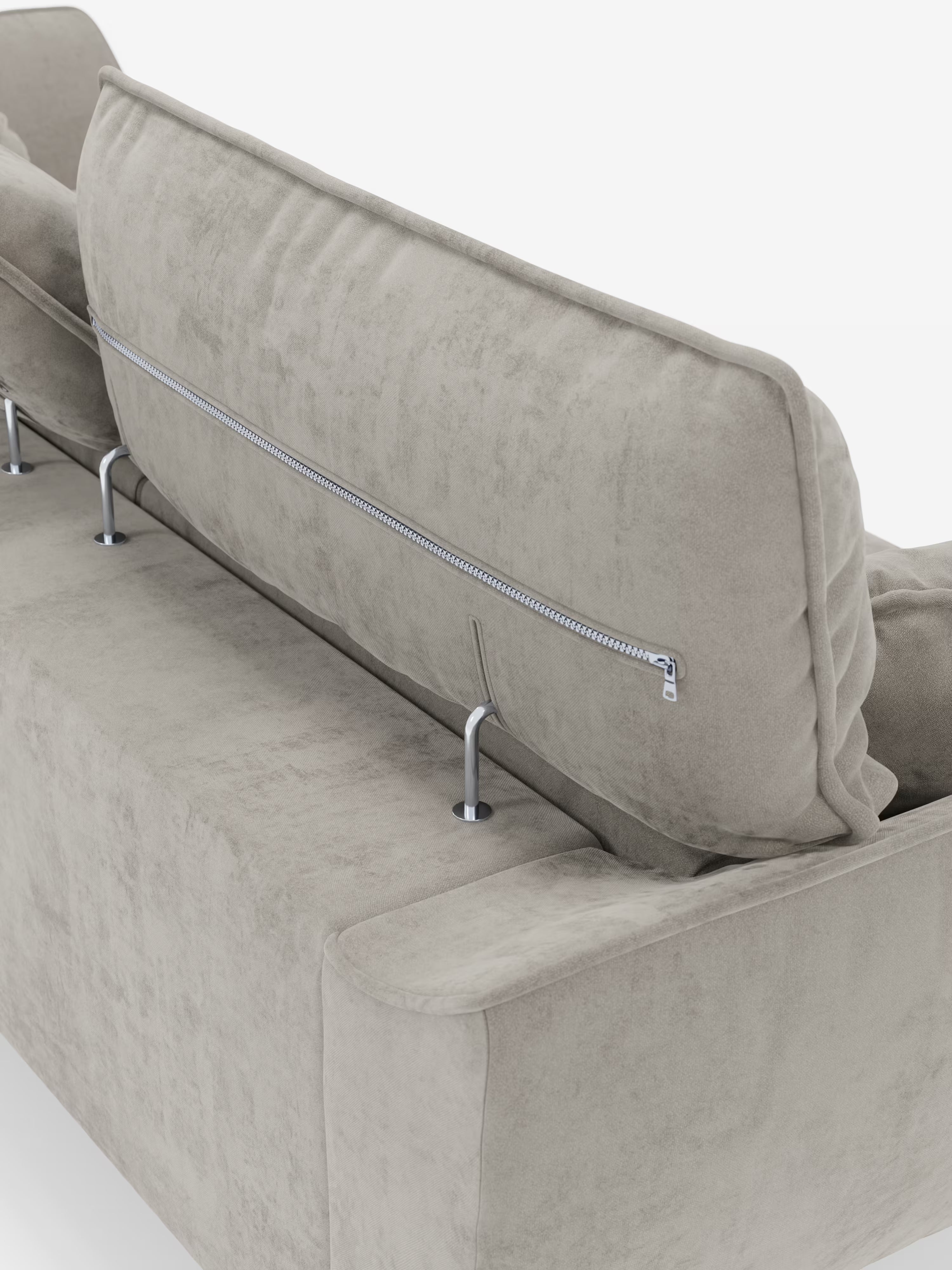 Un primo piano di un divano in tessuto beige chiaro, visto da dietro. Il modello Michelangelo 4 Posti di Divani.Store è caratterizzato da ampi cuscini dello schienale con cerniere a vista e da due aste di sostegno in metallo che fissano ciascun cuscino alla seduta, garantendo maggiore stabilità e solidità. Questo elegante modello è dotato di tre sedute estensibili e poggiatesta reclinabili, realizzati in tessuto T30 vellutato e resistente alle macchie.