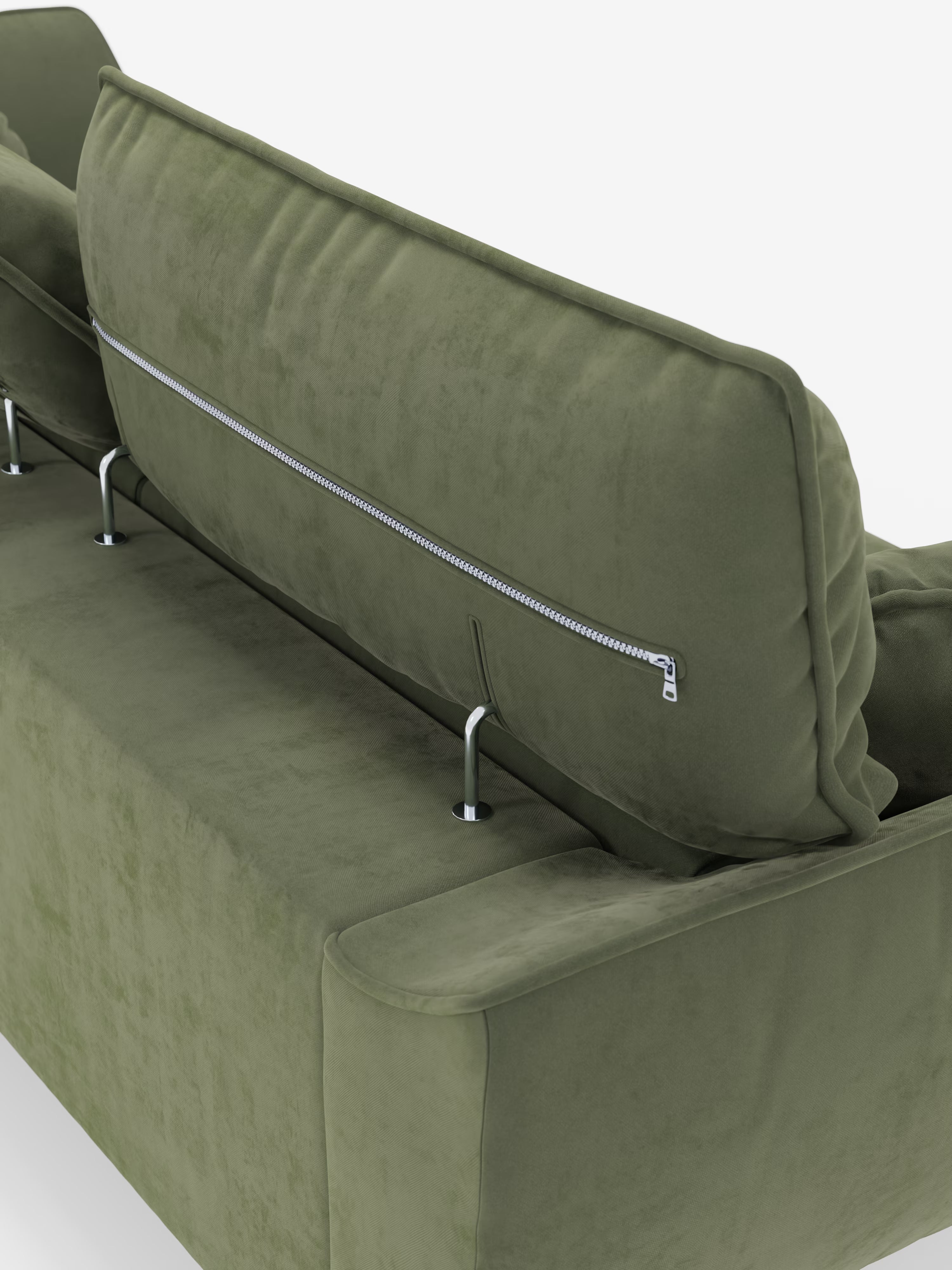 Un primo piano del divano Michelangelo 4 Posti di Divani.Store, un elegante divano in velluto verde oliva con tre sedute estraibili e poggiatesta reclinabili, rivela il cuscino dello schienale leggermente sollevato per mostrare una cerniera argentata e due aste di sostegno in metallo fissate allo schienale, che risaltano su uno sfondo bianco: una scelta ideale per un soggiorno moderno.
