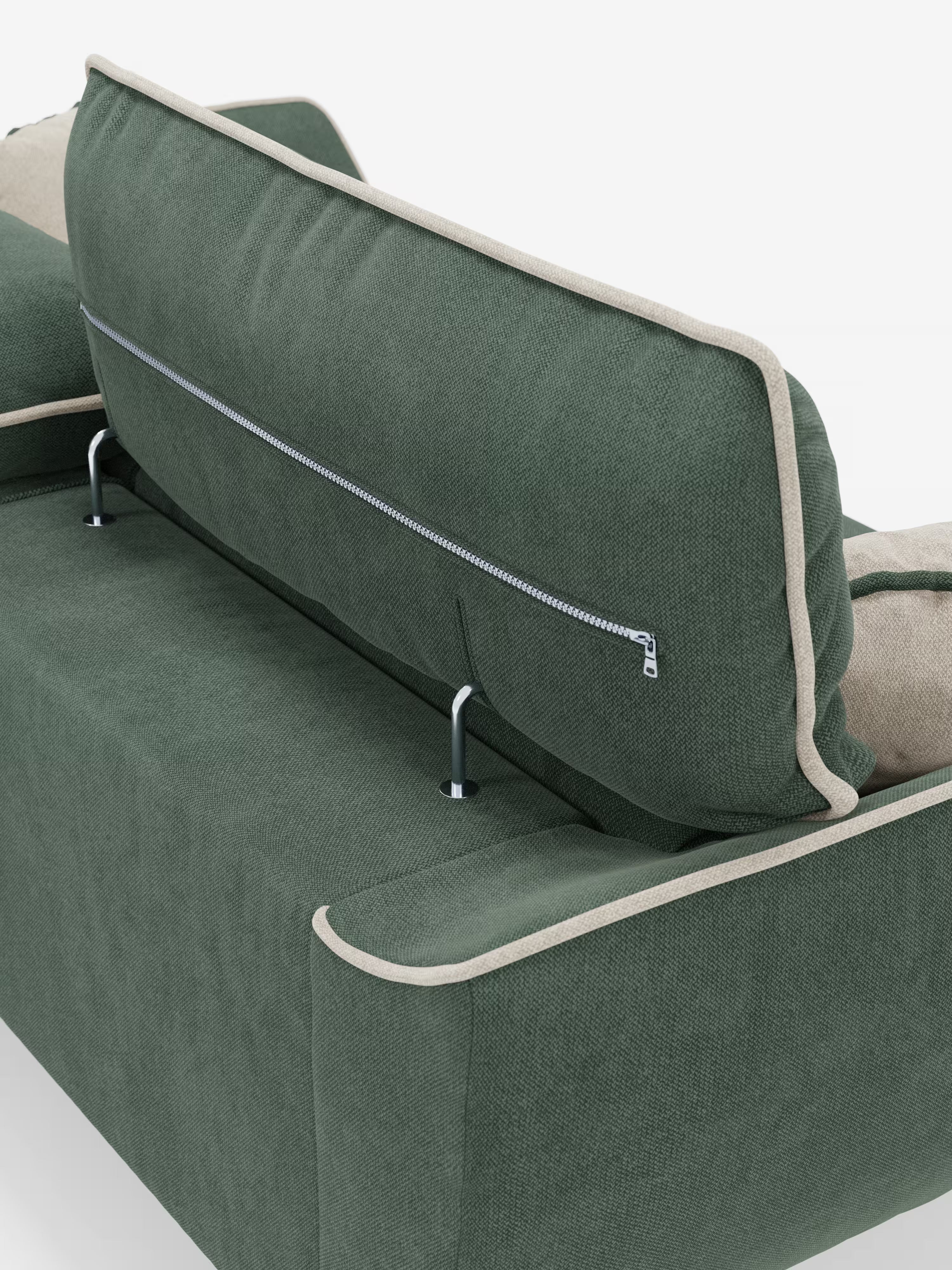 Il divano Michelangelo bicolore verde a 2 e 3 posti con sedute allungabili e poggiatesta reclinabili di Divani.Store, rivestito in tessuto T23 antimacchia con bordino beige, presenta un cuscino dello schienale impreziosito da una cerniera orizzontale a vista e da due aste di sostegno in metallo collegate al telaio. Sono inoltre visibili una parte del bracciolo e un altro cuscino, che ne accentuano il sofisticato design bicolore. Lo sfondo è bianco a tinta unita.