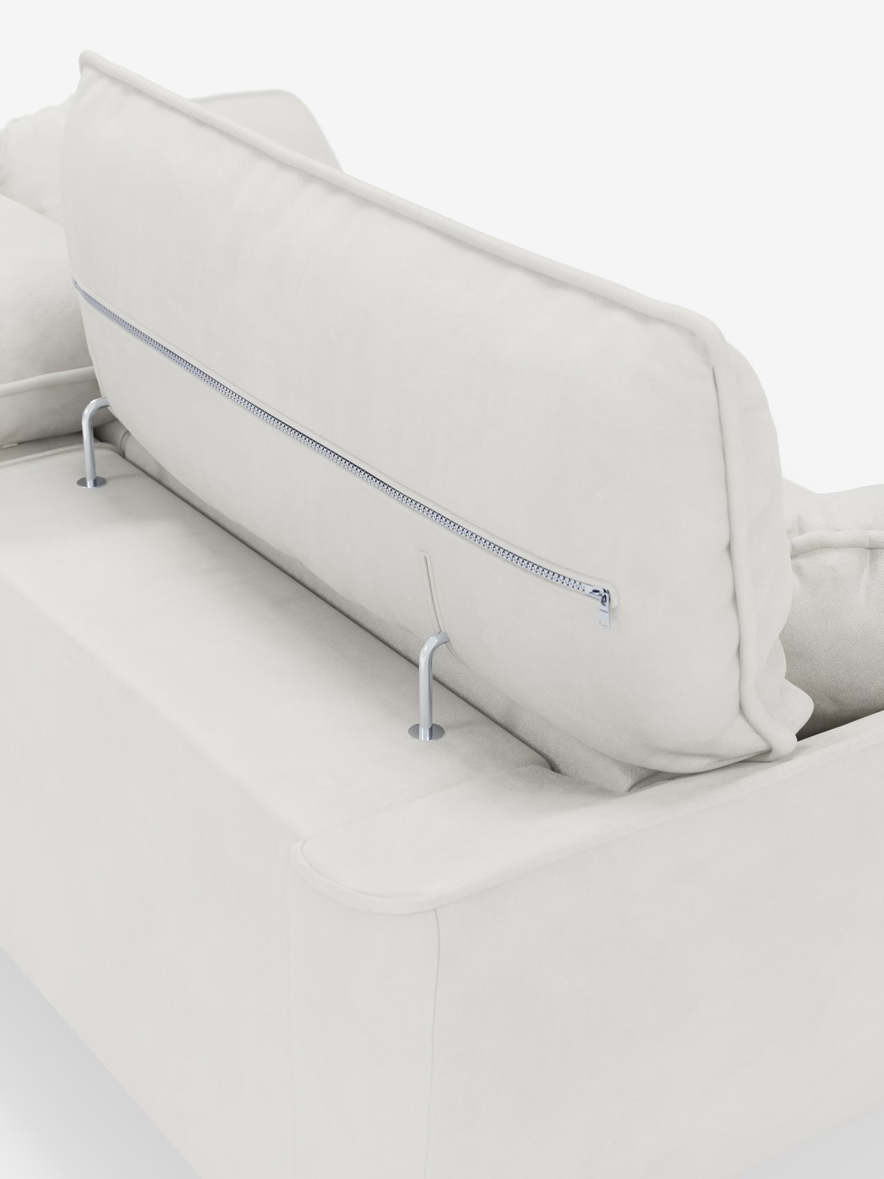 Un primo piano del divano Michelangelo a 2 e 3 posti con sedute allungabili e poggiatesta reclinabili, rivestito in tessuto smacchiabile T30 di Divani.Store in beige chiaro, che mostra il cuscino dello schienale sollevato per rivelare due aste di sostegno in metallo e una cerniera a vista posizionata orizzontalmente. Lo sfondo è bianco a tinta unita.