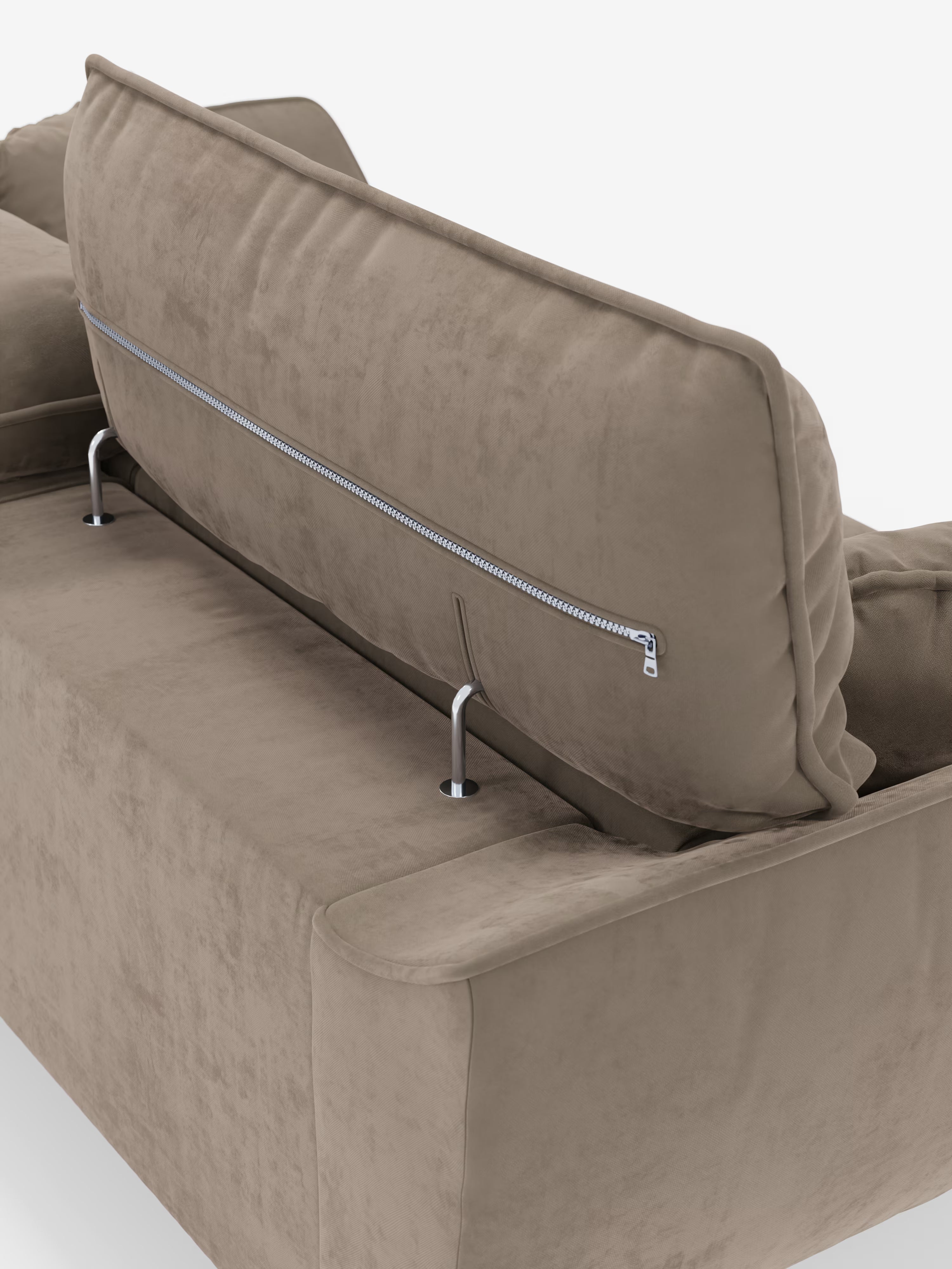 Un primo piano del divano Michelangelo a 2 e 3 posti con sedute allungabili e poggiatesta reclinabili in tessuto smacchiabile T30 di Divani.Store mostra il cuscino dello schienale sostenuto da due aste metalliche e una cerniera argentata a vista che attraversa orizzontalmente lo schienale. Lo sfondo è bianco a tinta unita.