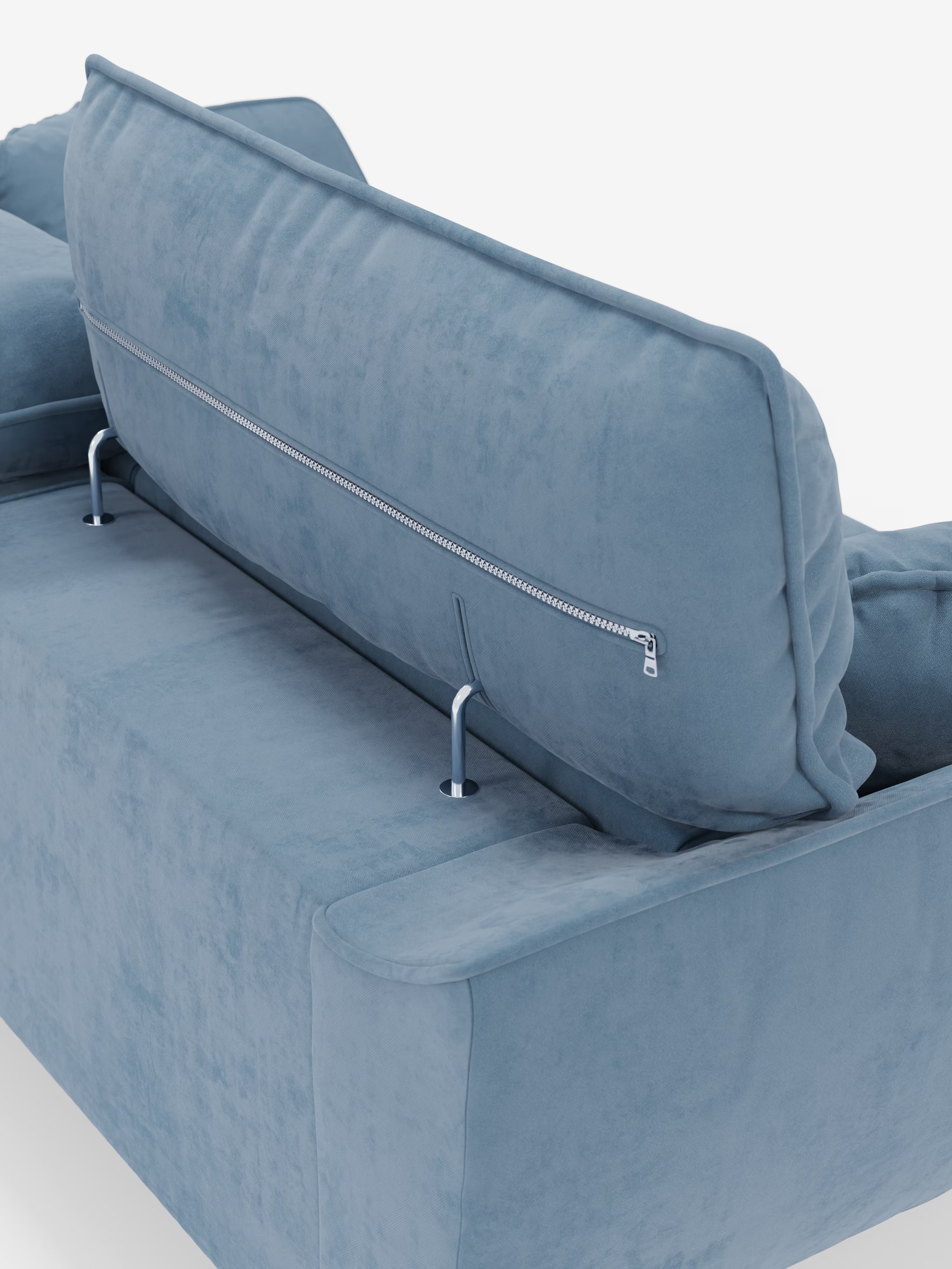 Un primo piano del divano Michelangelo a 2 e 3 posti di Divani.Store, in tessuto T30 smacchiabile color azzurro, mette in risalto il retro del morbido cuscino dello schienale. Il cuscino presenta una cerniera orizzontale argentata a vista ed è fissato al divano tramite due aste metalliche, che ne sottolineano il rivestimento morbido e lussuoso.