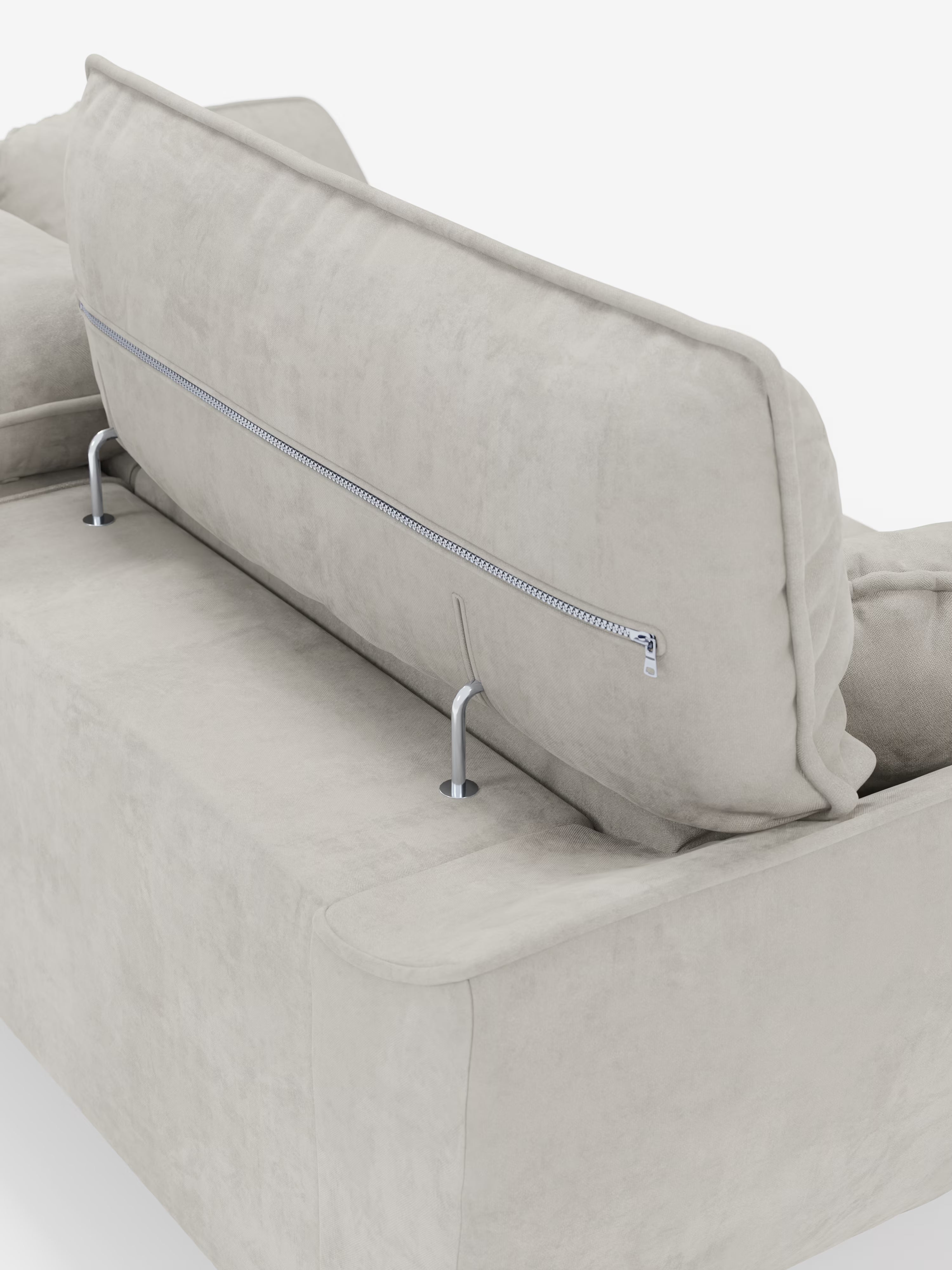 Un primo piano del divano Michelangelo 2 e 3 posti color beige chiaro, con sedute allungabili e poggiatesta reclinabili in tessuto smacchiabile T30 di Divani.Store, mostra lo schienale parzialmente sollevato, rivelando le aste di sostegno in metallo e una cerniera visibile che attraversa orizzontalmente il cuscino dello schienale. Il rivestimento è morbido e simile alla pelle scamosciata, mentre le sedute allungabili garantiscono un comfort ancora maggiore. Lo sfondo è bianco a tinta unita.