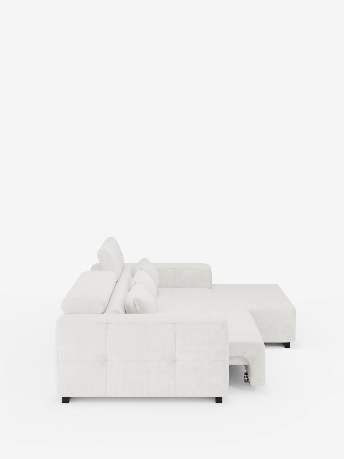 Un divano componibile contemporaneo bianco a forma di L (angolare con penisola) della linea Monarch di Divani.Store, caratterizzato da cuscini rettangolari bassi per lo schienale e la seduta, piedini neri, estensione elettrica della seduta per un maggiore comfort e poggiatesta regolabili. Il divano è rivestito in morbido tessuto T31 resistente alle macchie ed è ripreso di profilo su uno sfondo bianco a tinta unita.