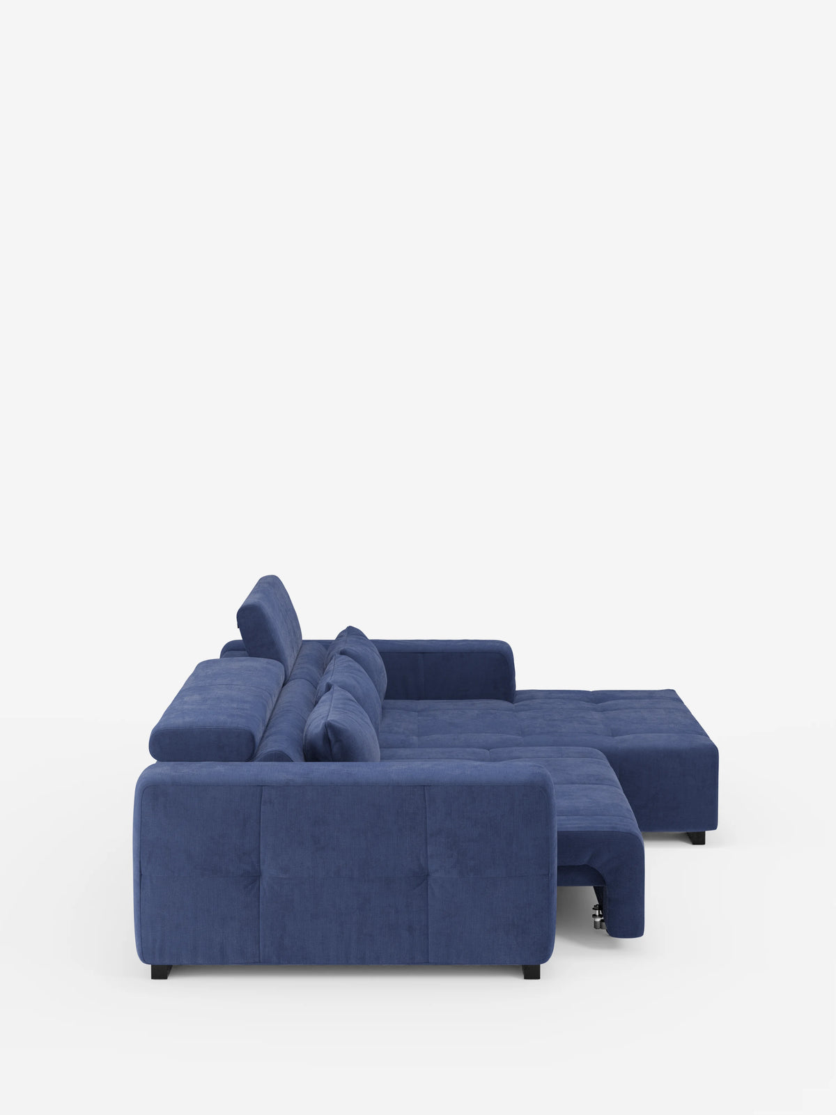 Monarch, divano angolare con penisola e sistema Relax elettrico per l’allungamento delle sedute di Divani.Store, presentato in tessuto blu con poggiatesta reclinabili e morbidi cuscini trapuntati, è dotato di una chaise longue allungata e di gambe nere. Visto di profilo su uno sfondo bianco, questo elegante divano vanta uno schienale e braccioli spessi e confortevoli, rivestiti in morbido tessuto T31 facile da pulire.