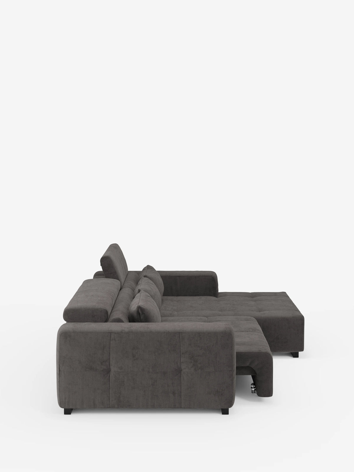 Un divano angolare Monarch color grigio antracite con penisola e sistema Relax Elettrico per l’allungamento delle sedute, di Divani.Store, è raffigurato su uno sfondo bianco a tinta unita, visto di profilo. Questo divano componibile a L presenta ampi braccioli, morbidi cuscini e una spaziosa chaise longue sul lato destro (divano con penisola), completato da poggiatesta reclinabili e da un rivestimento in morbido tessuto T31 resistente alle macchie.
