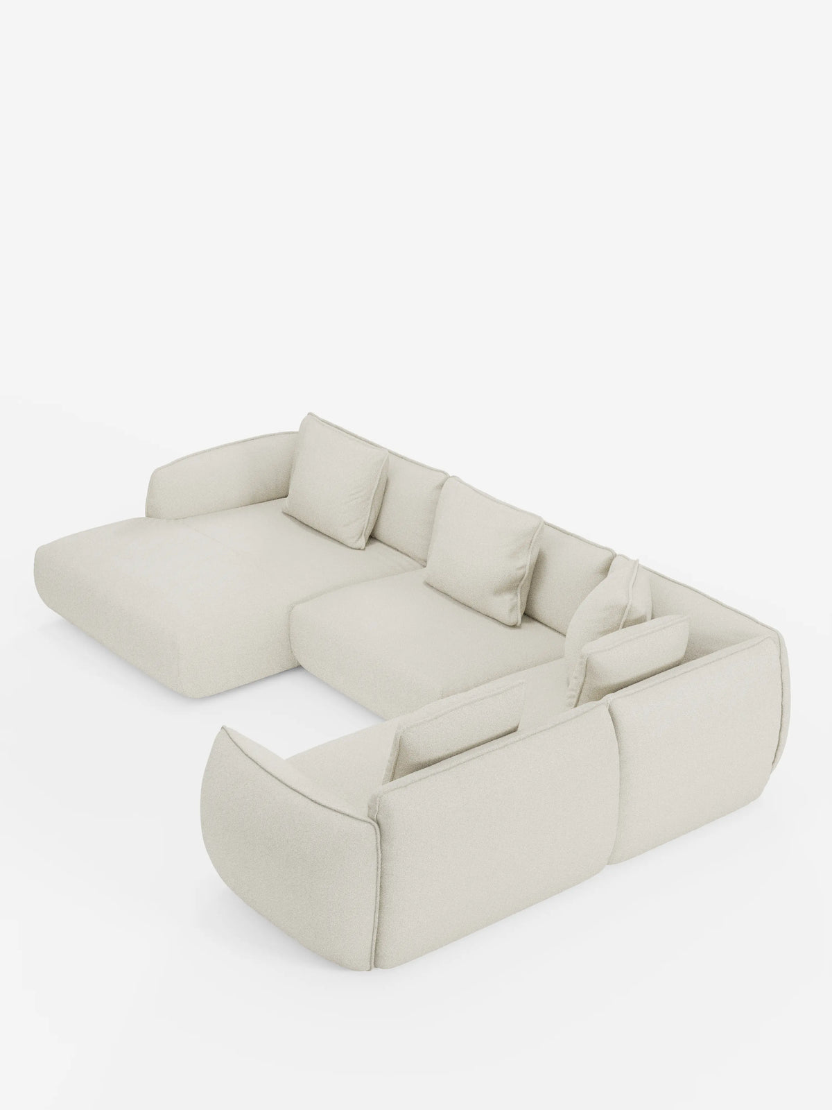 Il divano angolare panoramico componibile Nimbus con penisola e angolo in tessuto antimacchia T33 di Divani.Store è un divano componibile a L spazioso e moderno, rivestito in tessuto beige chiaro antimacchia, caratterizzato da bordi morbidi e arrotondati, schienali bassi e cinque cuscini rettangolari coordinati. Presentato su uno sfondo bianco senza cuciture, questo elegante divano componibile mette in risalto il suo design minimalista e contemporaneo.