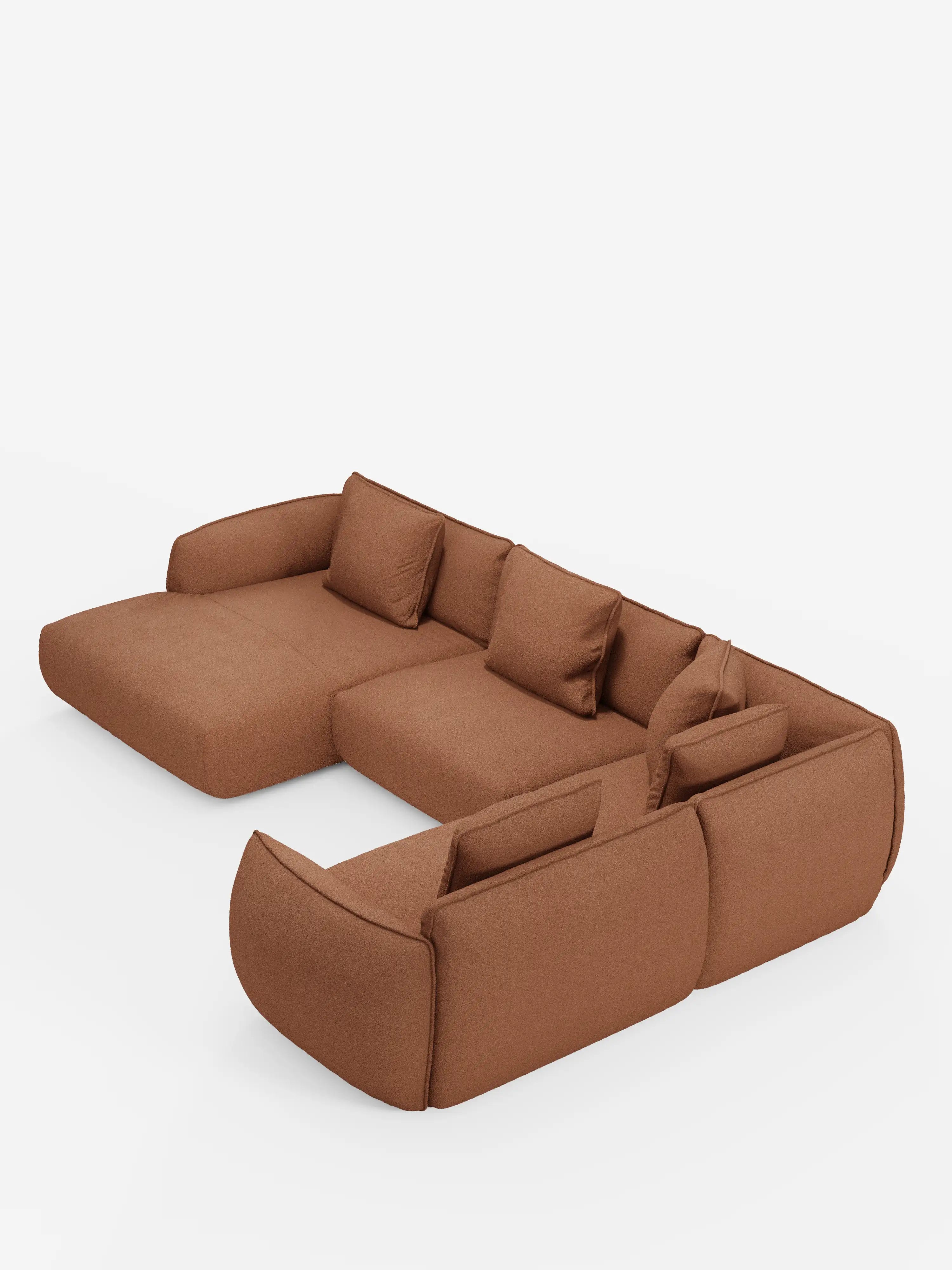 Un divano angolare panoramico componibile Nimbus marrone con penisola e angolo in tessuto smacchiabile t33 di Divani.Store è raffigurato su uno sfondo bianco. Questo elegante divano componibile presenta tre posti, una chaise longue sul lato sinistro, quattro cuscini dello schienale e ampi braccioli che gli conferiscono un aspetto accogliente e moderno. Il suo rivestimento appare morbido e confortevole.