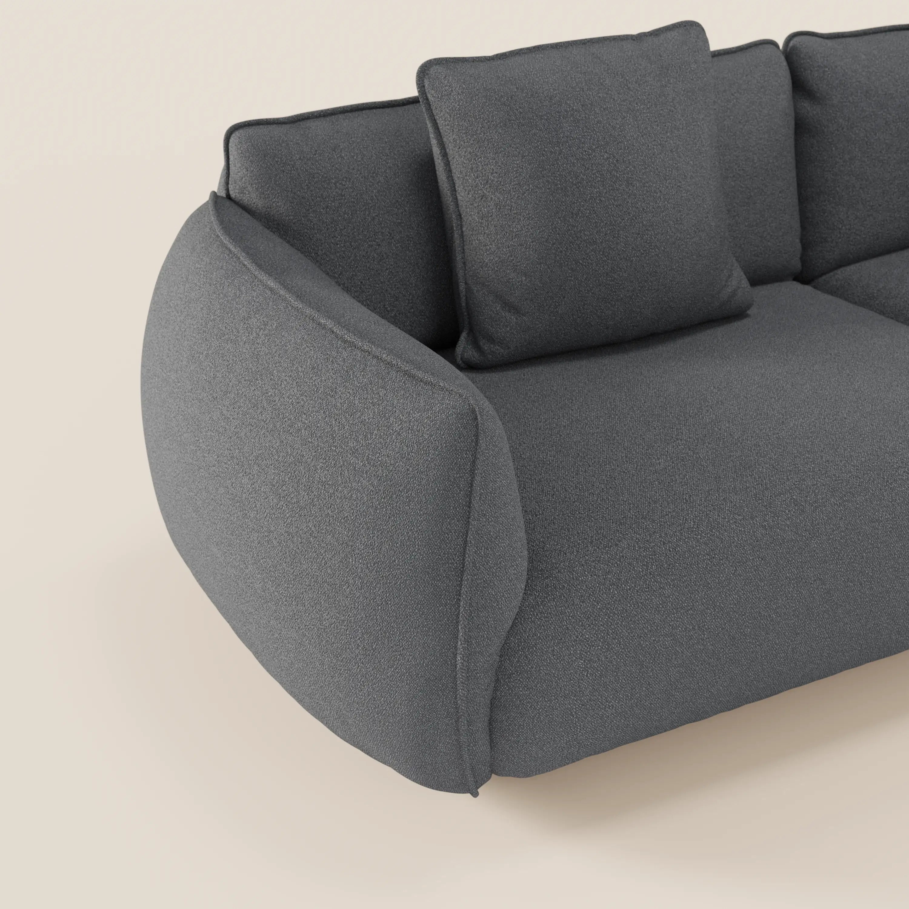 Il divano modulare a 3 sedute Nimbus di Divani.Store, in tessuto smacchiabile effetto cotone T33 e morbidi bordi arrotondati, è caratterizzato da due cuscini di schienale quadrati. Presentato su uno sfondo beige chiaro, mette in risalto l'angolo sinistro di questo divano completamente sfoderabile.