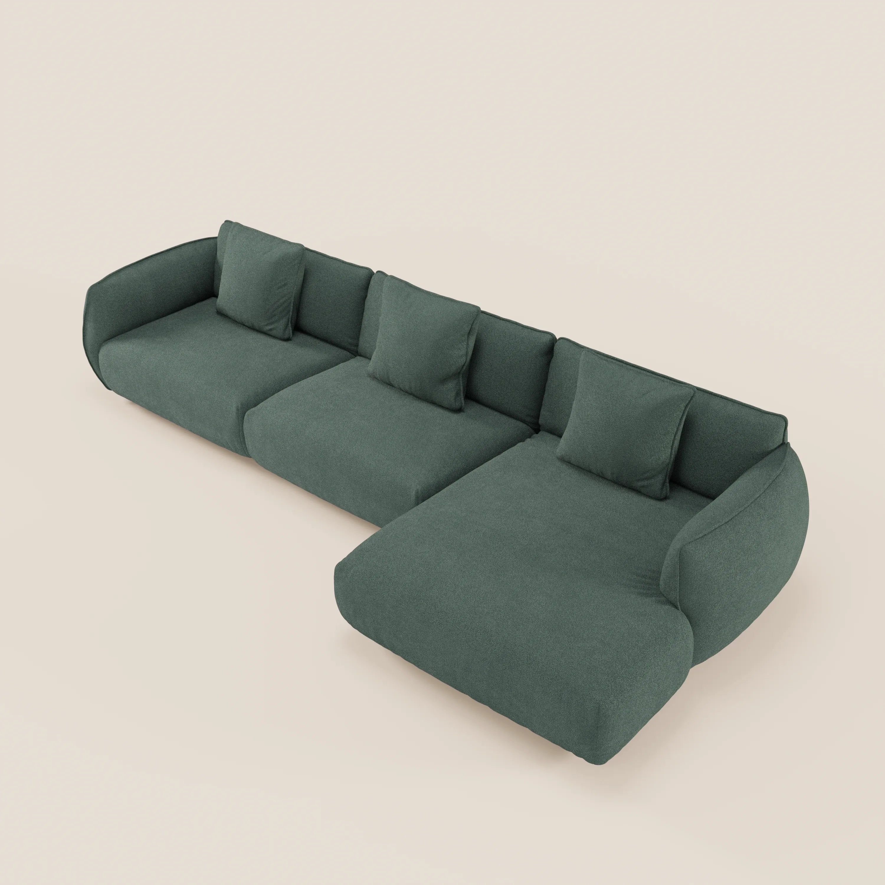 Il divano Nimbus angolare con penisola componibile in morbido tessuto effetto cotone smacchiabile T33 di Divani.Store, di colore verde scuro con tre cuscini di seduta, chaise destra, braccioli curvi e quattro cuscini quadrati per lo schienale, si trova su uno sfondo chiaro.