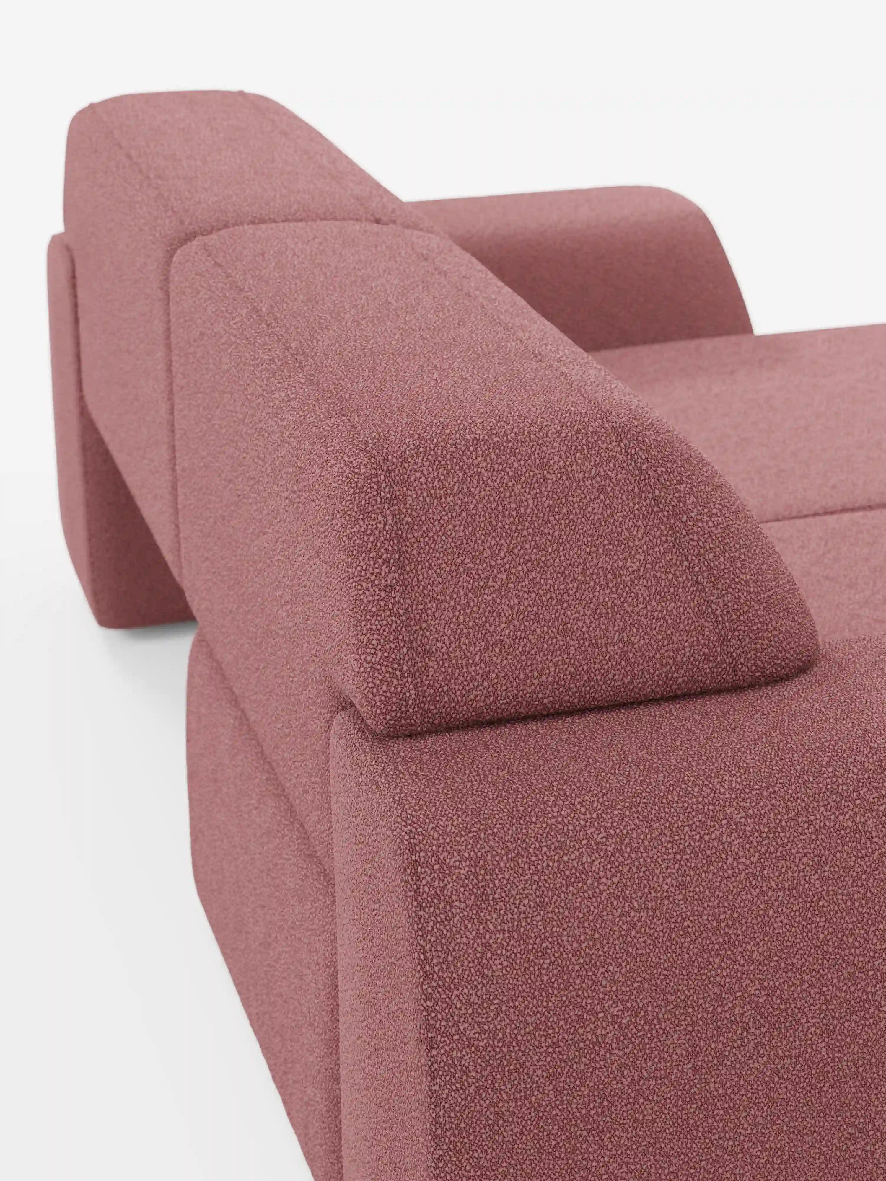 Primo piano del divano Orbit a 2 e 3 posti con sedute scorrevoli di Divani.Store, rivestito in tessuto T33 smacchiabile, color rosa, con effetto cotone e trama in rilievo. L’immagine mette in risalto un ampio bracciolo dalle linee pulite e geometriche, che sottolinea lo stile contemporaneo e il design minimalista del divano. Su uno sfondo bianco a tinta unita, questo elegante divano moderno è completamente sfoderabile per una facile manutenzione e mette perfettamente in risalto il suo morbido rivestimento.