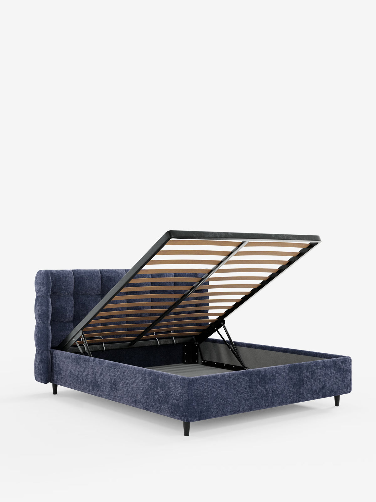 Il letto imbottito RAGNAR con contenitore e testiera capitonné avvolgente di Letti.store, rivestito in un elegante tessuto certificato Oeko-Tex®, presenta un’alta testiera capitonné avvolgente di colore blu che costituisce uno splendido punto focale. La sua rete a doghe si solleva facilmente per rivelare un ampio vano contenitore sotto il materasso. La raffinata struttura poggia su corte gambe nere ed è fotografata su uno sfondo bianco a tinta unita.