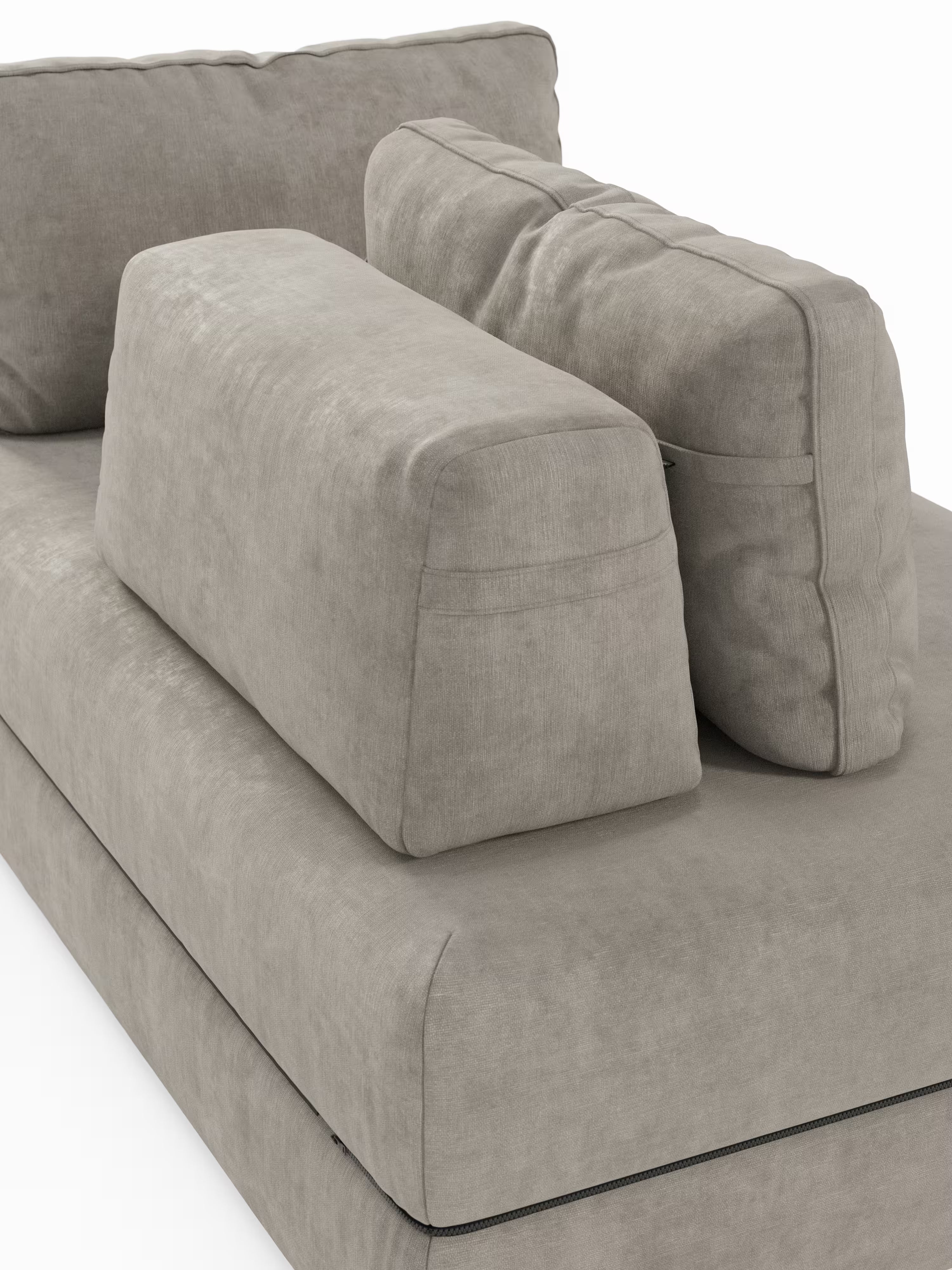 Un primo piano del divano letto matrimoniale Rift di Divani.Store (disponibile nella versione a 2 o 3 posti) ne mette in risalto il design moderno, caratterizzato da un rivestimento in tessuto grigio chiaro, due cuscini dello schienale leggermente inclinati e un'ampia seduta rettangolare. La trama morbida e liscia è completata da un materasso in memory foam T31 alto 22 cm, per un comfort ancora maggiore. Lo sfondo è bianco.