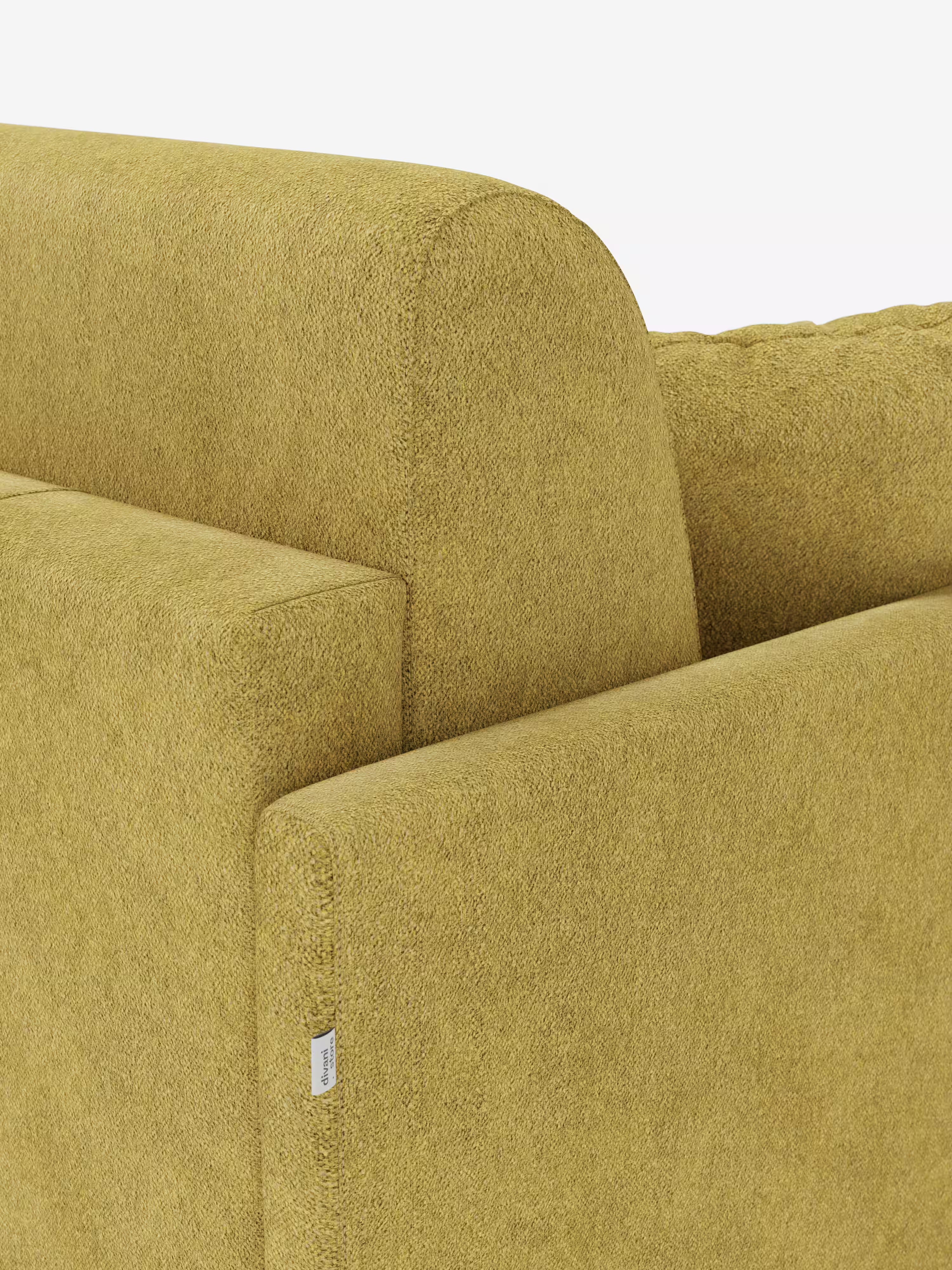 Primo piano del divano letto Tommy a 2 e 3 posti matrimoniale di Divani.Store, rivestito in tessuto T33 effetto cotone, dalla trama ruvida e facile da pulire, in giallo senape. Questo divano moderno presenta linee pulite e geometriche e incarna uno stile contemporaneo minimalista. L’immagine mette in risalto lo schienale e il bracciolo, su cui è apposta una piccola etichetta in tessuto, il tutto su uno sfondo bianco a tinta unita. Il rivestimento è sfoderabile al 100% per una facile manutenzione.