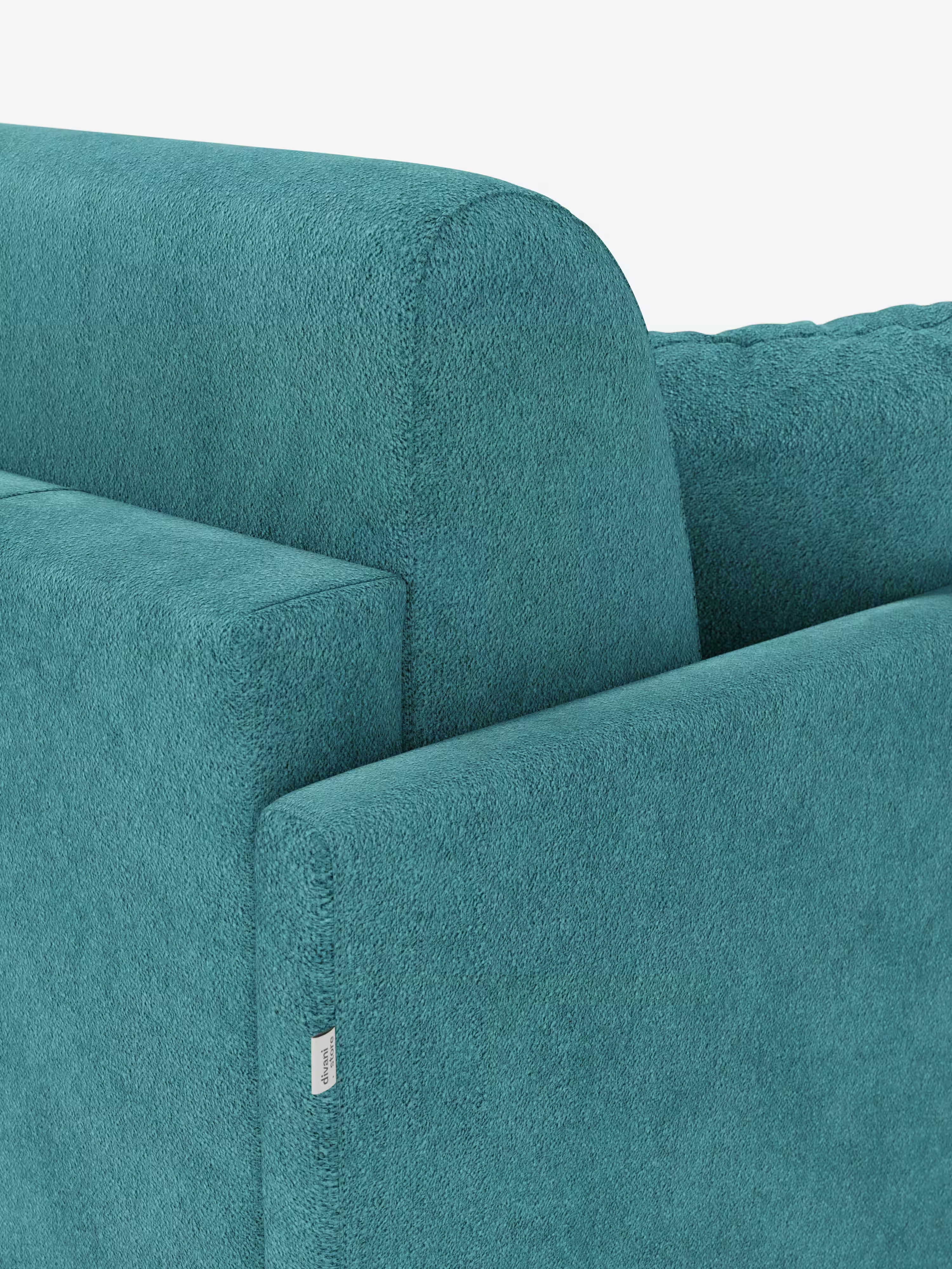 Primo piano del divano letto Tommy a 2 e 3 posti matrimoniale di Divani.Store, rivestito in tessuto T33 color verde acqua, simile al cotone e resistente alle macchie. L'immagine mette in risalto lo schienale e il profilo laterale del divano, esaltandone il design moderno dalle linee pulite, con braccioli squadrati e sottili e una piccola etichetta in tessuto bianco. Lo sfondo è bianco a tinta unita.