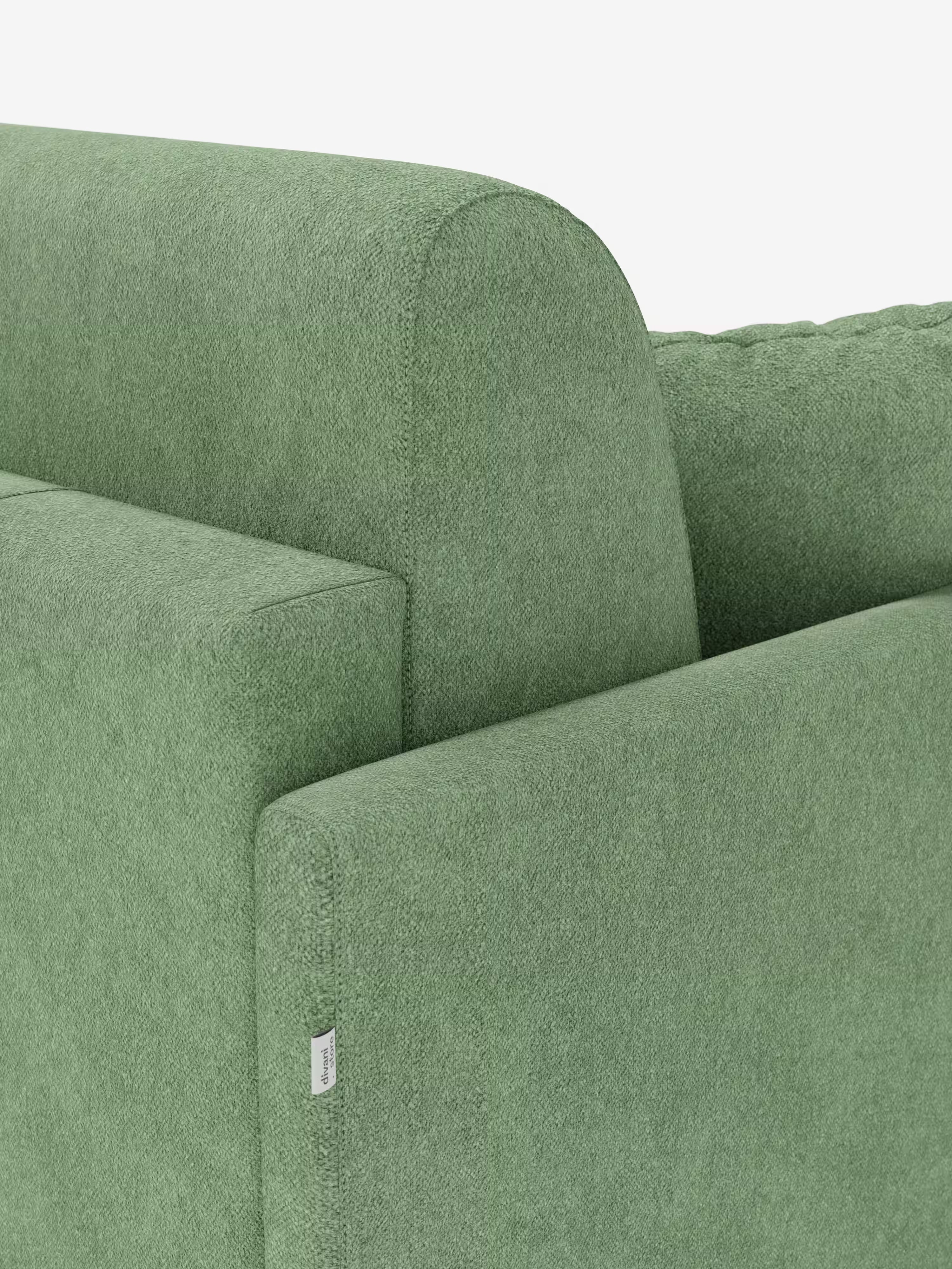 Primo piano dello schienale e dei braccioli sottili — braccioli slim — del divano letto Tommy a 2 e 3 posti matrimoniale di Divani.Store, rivestito in tessuto T33 verde testurizzato, simile al cotone e resistente alle macchie. Cuciture a vista e bordature impreziosiscono il rivestimento, mentre una piccola etichetta in tessuto bianco è applicata vicino all’angolo in basso a destra. Lo sfondo è bianco a tinta unita.
