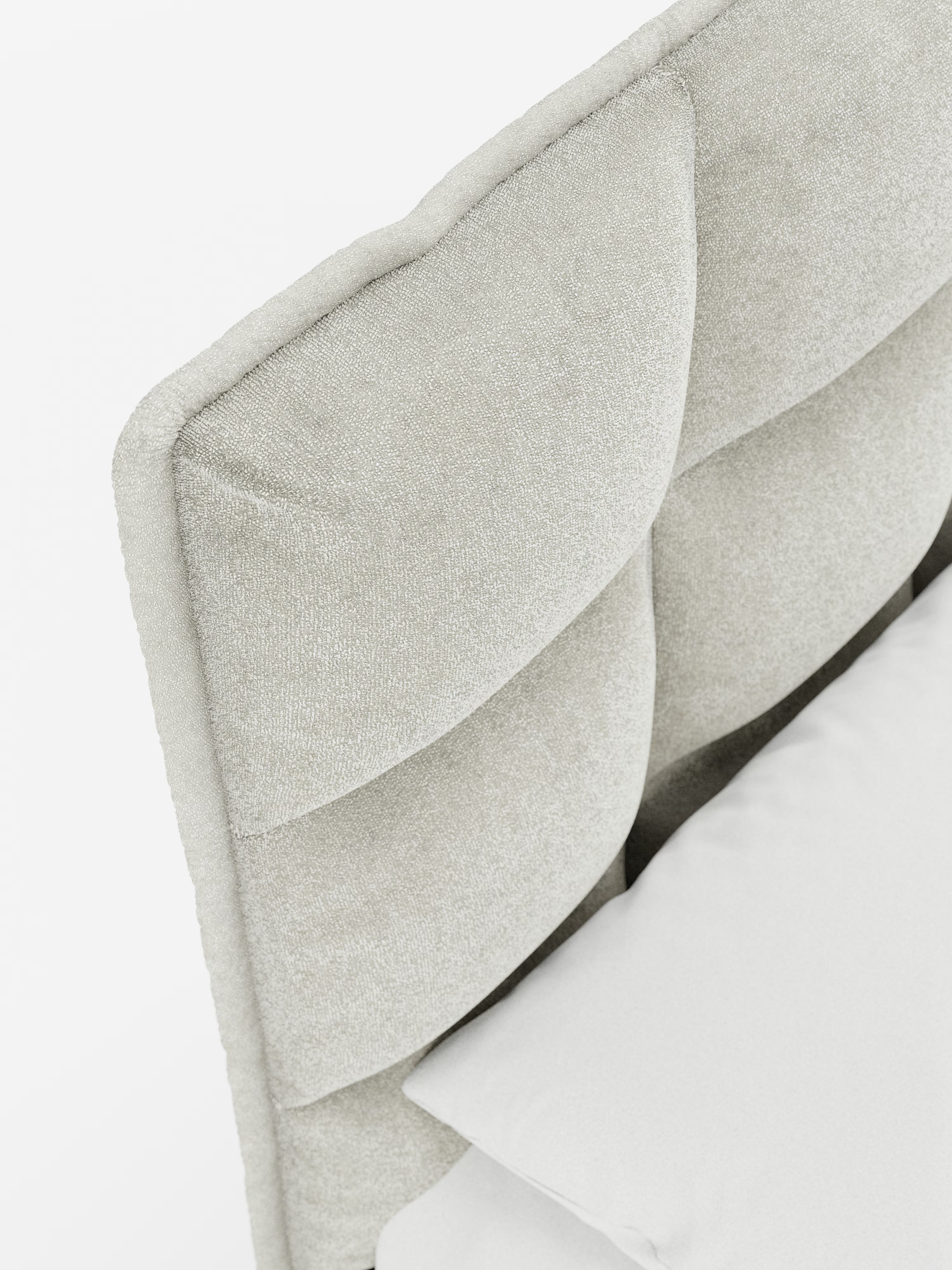 Primo piano del letto imbottito AURO grigio chiaro con contenitore e testiera capitonné alta in ciniglia Oeko-Tex® di Letti.store. La testiera imbottita e capitonné presenta un motivo geometrico imbottito con un morbido rivestimento in tessuto ciniglia dalla trama ruvida, mentre un cuscino bianco poggia sul letto ben rifatto sottostante.