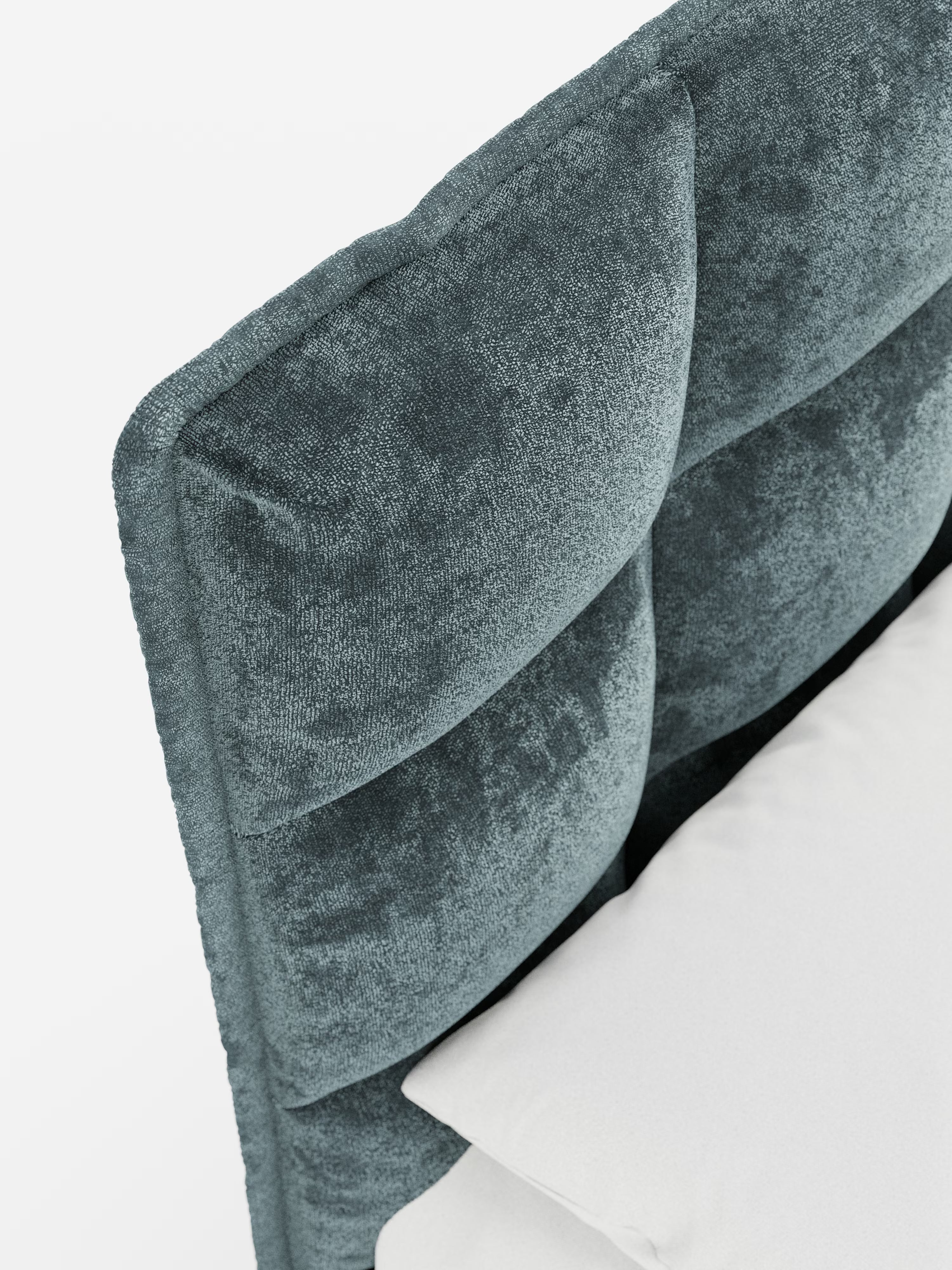 Primo piano del letto imbottito AURO con contenitore e testiera capitonné alta in ciniglia Oeko-Tex® di Letti.store. L’immagine mette in risalto la testiera in ciniglia color verde acqua scuro, dalla trama rigata, con un’elegante trapuntatura orizzontale che richiama lo stile moderno della testiera capitonné. La testiera è perfettamente integrata nella base del letto imbottito contenitore, con un cuscino bianco parzialmente visibile nella parte inferiore su uno sfondo bianco a tinta unita.