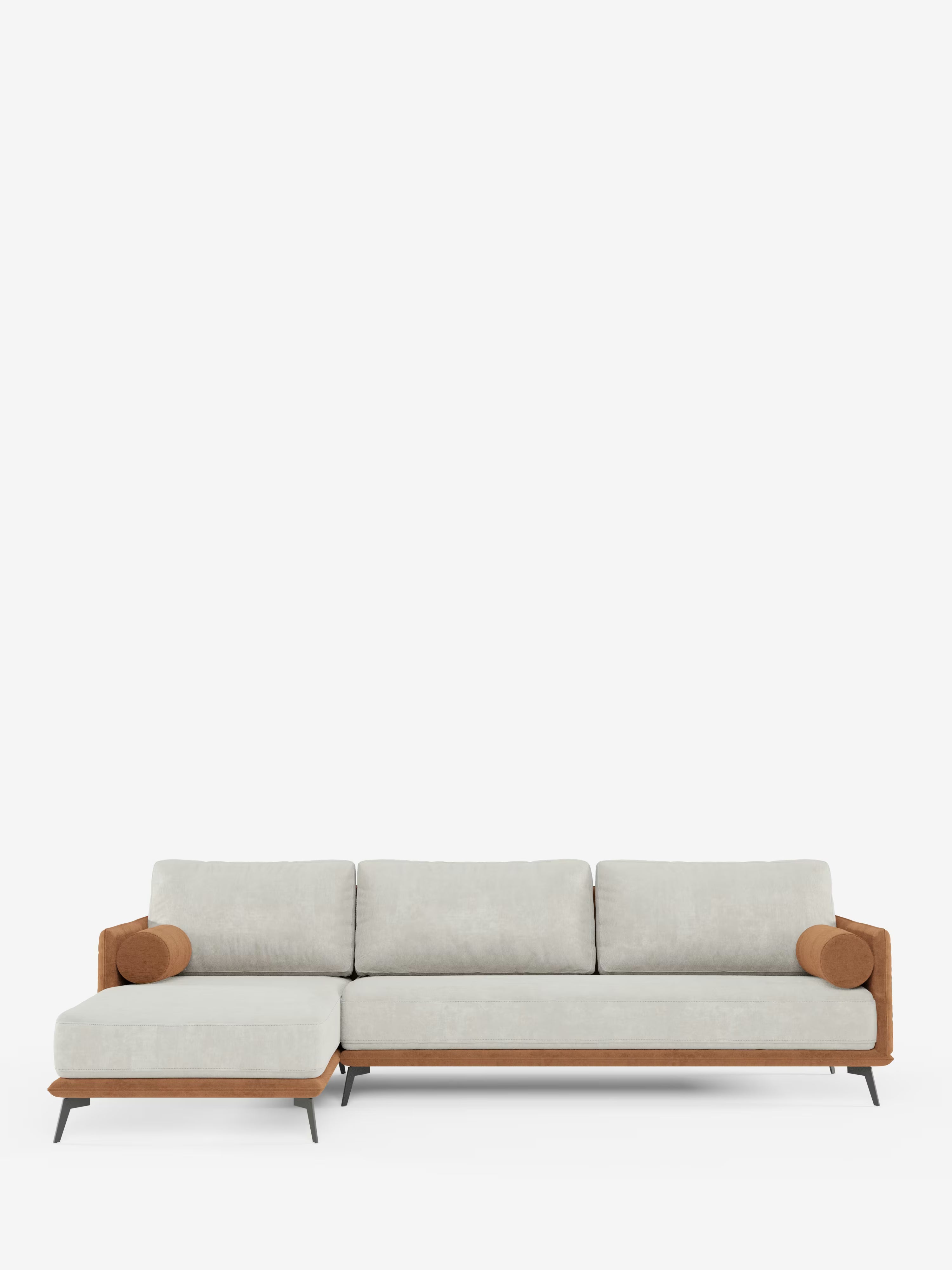 Vi presentiamo il divano angolare bicolore Basalto con penisola e base in metallo - schienali in piuma e tessuto smacchiabile T31 di Divani.Store. Questo moderno divano componibile è rivestito in tessuto rimovibile grigio chiaro di facile pulizia, con morbidi cuscini dello schienale imbottiti in piuma, base e gambe in metallo marrone e due cuscini cilindrici marroni coordinati. L’estensione a chaise longue sul lato sinistro crea un elegante effetto a penisola bicolore, il tutto messo in risalto in un