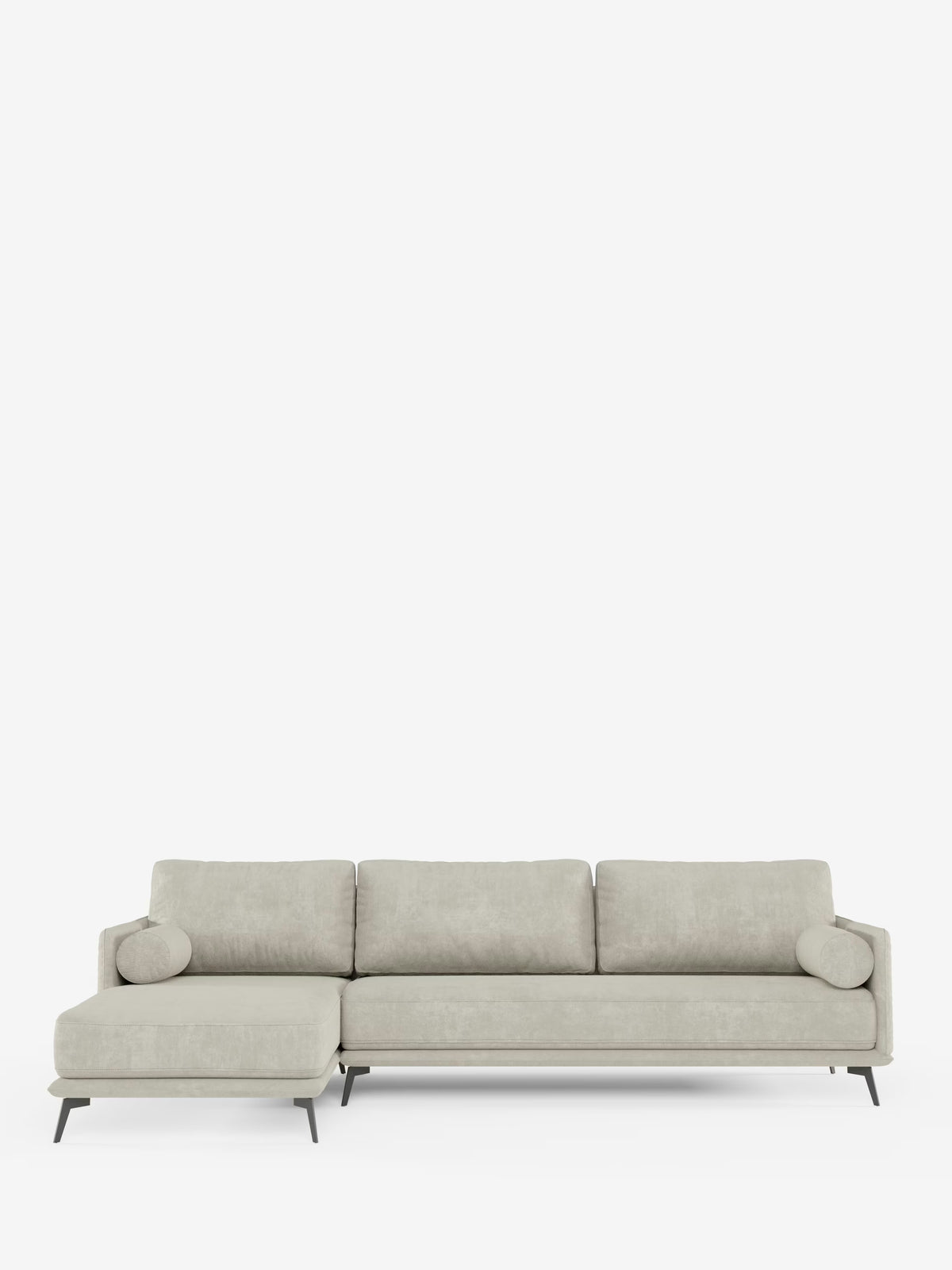 Vi presentiamo il Basalto Divano moderno angolare con penisola di Divani.Store: un elegante divano componibile grigio chiaro con chaise longue orientata a sinistra, tre cuscini di seduta, due cuscini cilindrici abbinati e sottili gambe in metallo nero. Il divano è rivestito in tessuto T31 sfoderabile e resistente alle macchie e presenta morbidi cuscini imbottiti in piuma, che risaltano sullo sfondo bianco a tinta unita.