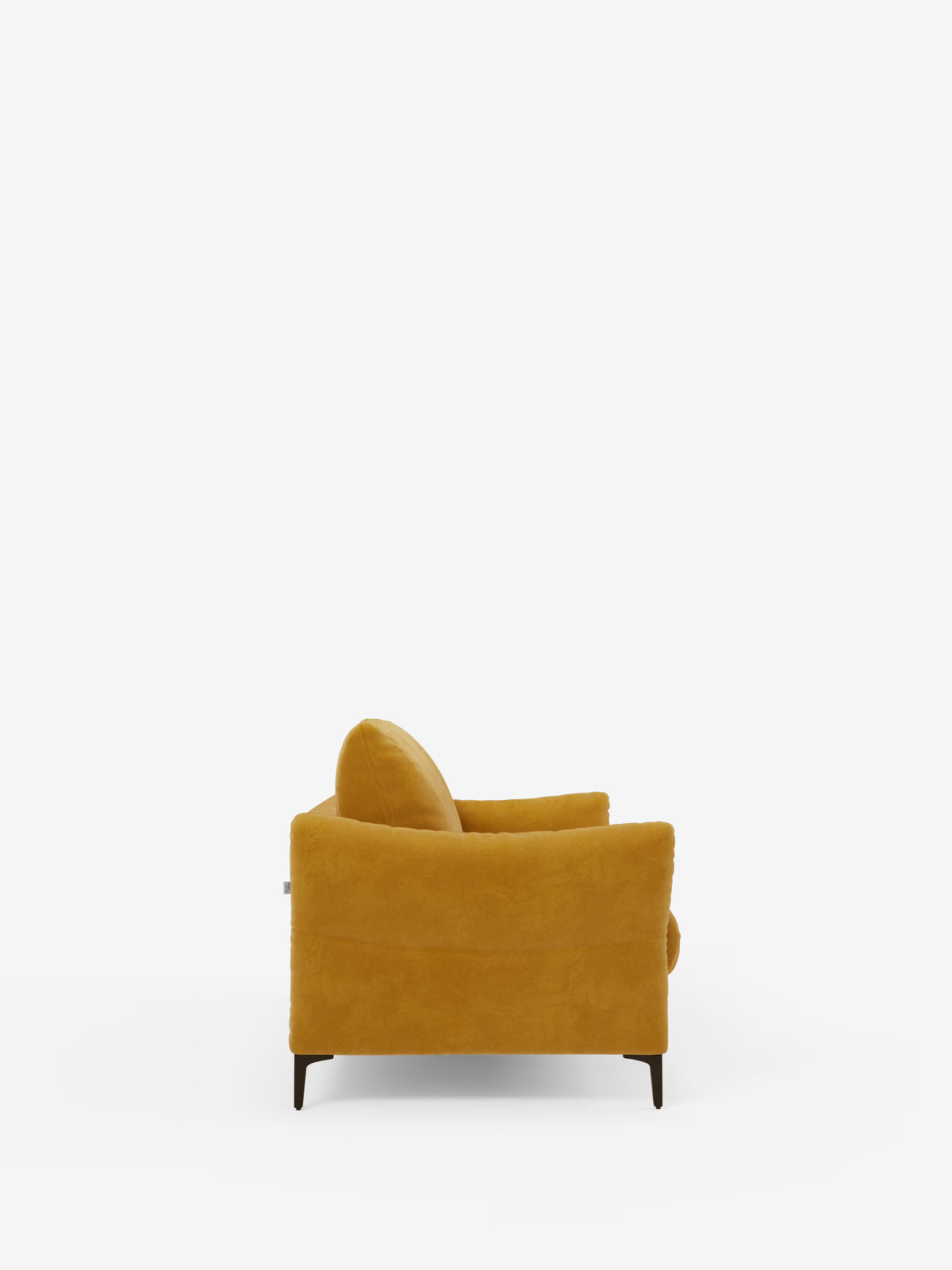 Una poltrona imbottita color giallo senape della collezione Dalia di Divani.Store, raffigurata di profilo su uno sfondo bianco, presenta linee pulite di ispirazione scandinava. La poltrona è dotata di un unico cuscino cilindrico e di gambe nere affusolate, mentre il morbido cuscino e i braccioli offrono un comfort invitante. Rivestita con il moderno tessuto in velluto T30 resistente alle macchie, riflette il design italiano contemporaneo.