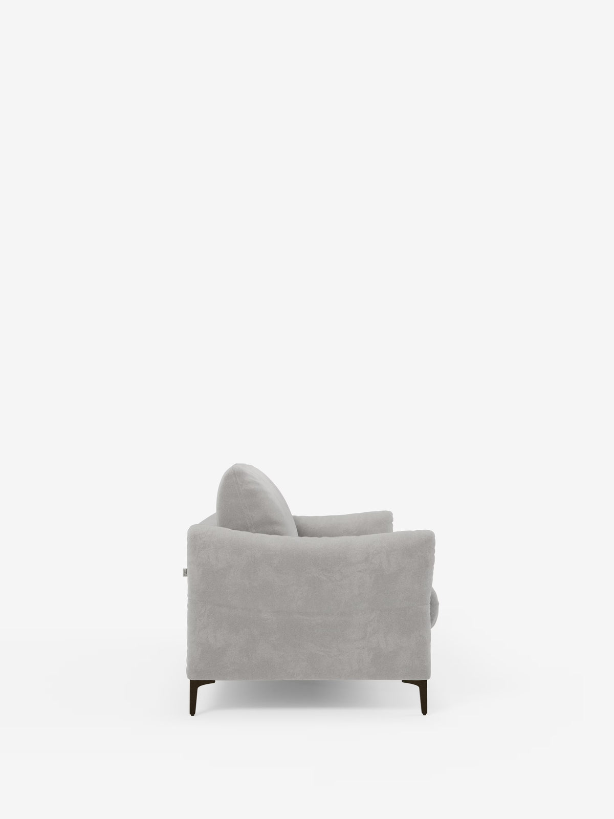 Vista laterale del divano letto Dalia di Divani.Store, un moderno divano letto grigio chiaro disponibile nelle versioni a 2, 3 e 4 posti con materasso H18, rivestito in tessuto vellutato T30 facile da pulire. Caratterizzato da un design di ispirazione scandinava con cuscino di seduta e cuscino rotondi, braccioli dritti e gambe in legno scuro, il tutto su uno sfondo bianco a tinta unita.