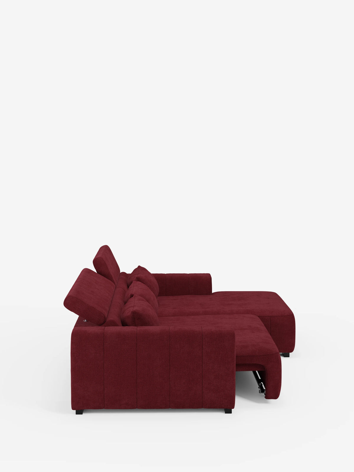 Vista laterale del divano angolare Doric con penisola e sedute allungabili con relax elettrico di Divani.Store, rivestito in tessuto T23 rosso intenso antimacchia. Questo elegante divano è caratterizzato da morbidi cuscini, sedute allungabili elettricamente con poggiatesta reclinabili e un’estensione a chaise longue (penisola) sulla destra. Il divano poggia su gambe corte di colore nero ed è posto su uno sfondo bianco a tinta unita.