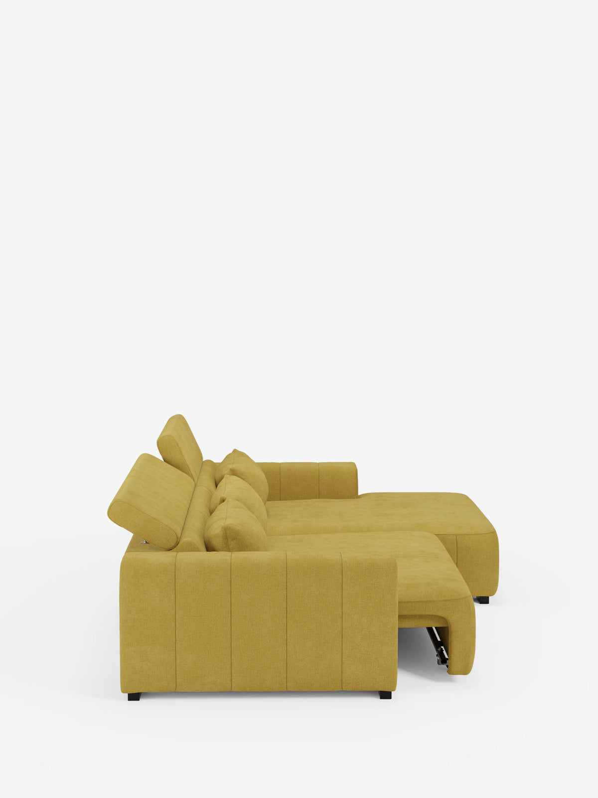 Vista laterale del divano angolare Doric con penisola e sedute allungabili con funzione relax elettrica di Divani.Store, rifinito in tessuto giallo senape, caratterizzato da cuscini dello schienale trapuntati, una chaise longue (divano con penisola) e poggiatesta regolabili. Questo divano moderno vanta un design contemporaneo dalle linee pulite, con gambe corte nere, ed è rivestito in tessuto T23 antimacchia e facile da pulire, qui raffigurato su uno sfondo bianco a tinta unita.