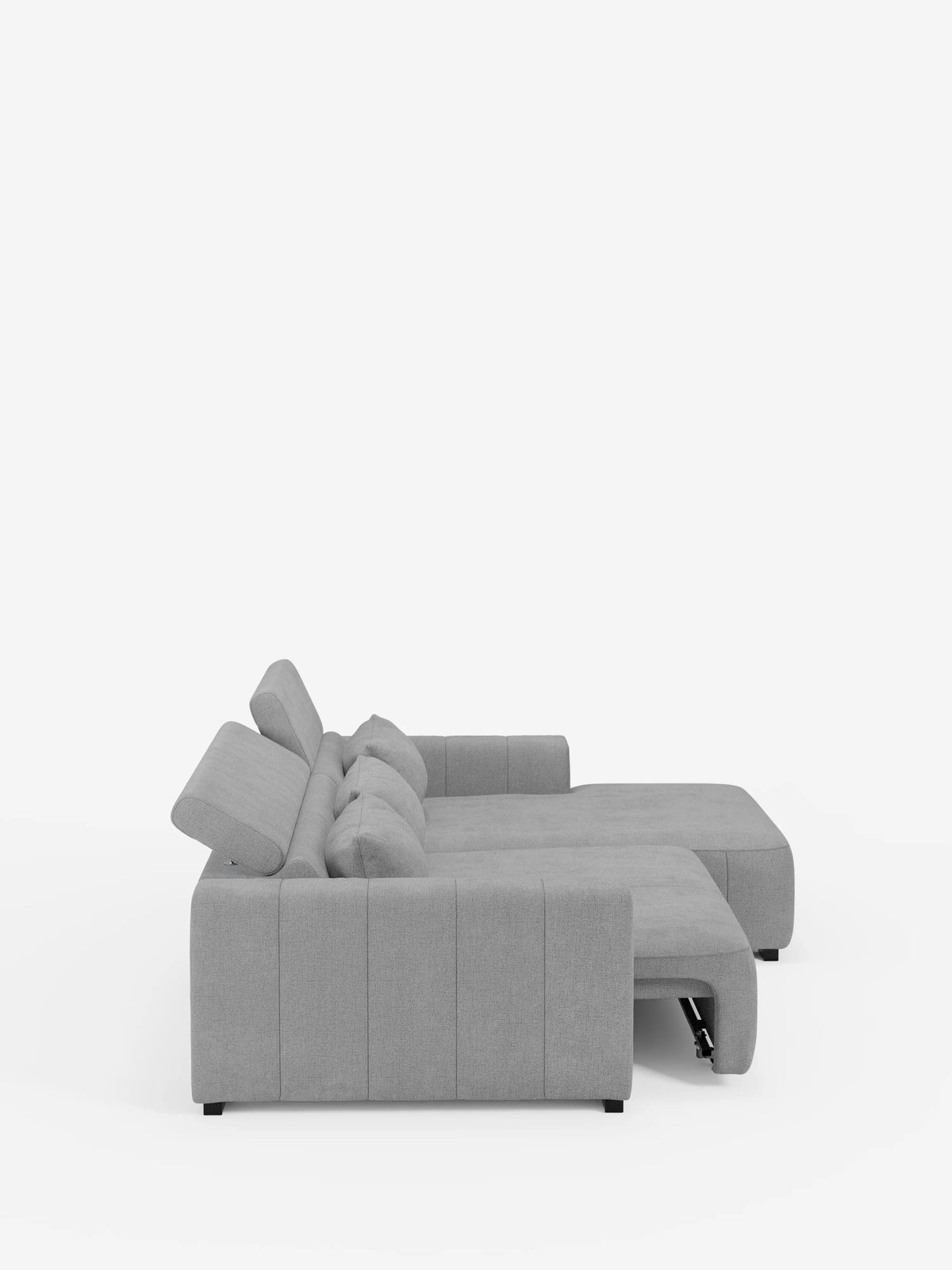 Vista laterale del divano angolare Doric con penisola e sedute allungabili con funzione relax elettrica di Divani.Store, caratterizzato da cuscini capitonné grigio chiaro, ampi braccioli e una chaise longue estesa. I suoi poggiatesta reclinabili e il tessuto T23 di facile pulizia incarnano il design italiano contemporaneo. Il divano poggia su piccoli piedini neri su uno sfondo bianco a tinta unita.